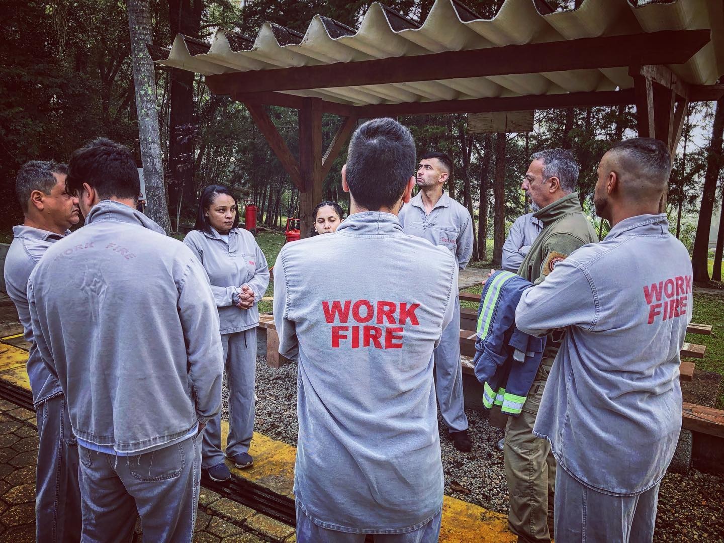 "Seja a melhor versão de você mesmo." 💪🏼
⠀
MATRÍCULAS ABERTAS: Curso de Formação de Bombeiro Profissional Civil. 👨🏾🚒👩🏼🚒
⠀
Período: Noturno (19:00 às 22:30) / Integral (08:00 às 17:00).
Turma: Segunda, Quarta e Sexta / Sábado.
Carga Horária: 250 horas.
Duração: Em média 5 à 6 meses.
⠀
Essas fotos são registros do Campo Prático da Turma 13 de Formação de Bombeiro Civil, um momento único para os alunos, com muito aprendizado e adrenalina. 🔥
⠀
Venha sentir essa emoção e realizar esse sonho conosco!! 🤩
⠀
Estamos com as matrículas abertas para a nossa próxima turma, aguardando você para alcançar esse tão sonhado objetivo, juntos! 🤝🏻❤️
⠀
Entre em contato conosco e garanta já a sua vaga!!
⠀
RECADO IMPORTANTE: As fotos foram seguindo todas as exigências e prevenções do Ministério da Saúde. ⛑
⠀
(Os procedimentos demonstrados são apenas simulações e todo erro apresentado será corrigido! Nossos(as) alunos(as) estão no processo de aprendizado e a evolução será sempre constante).
⠀
Para maiores informações:
📞 (12) 98136-0655 (WhatsApp)
📬 contato@guardioesdofogo.com.br
🏠 www.guardioesdofogo.com.br
📍Rua Sebastião Humel, 412 - Centro - São José dos Campos/SP
⠀
C.O.T.E - Guardiões do Fogo,
“Lutando pela sua vida e seu futuro.”
⠀
#combateaincendio #bombeirocivil #pci #profissao #saojosedoscampos