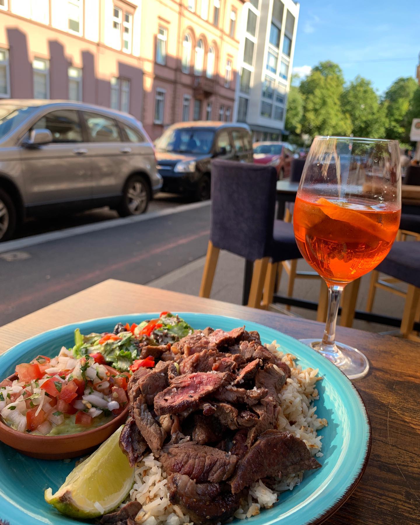 Grab a light dish and drink before Saturday night begins!
#sabor #sombrerolatino #wiesbaden #argentinischessteak #lecker #sommer