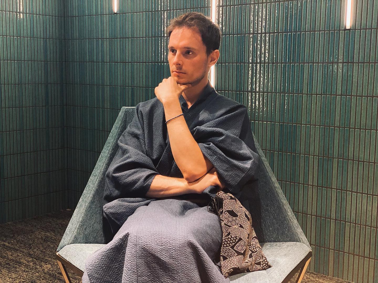 Instant de calme en yukata, dans un havre contemporain au cœur de Ginza.
Entre lignes épurées et ambiance feutrée, le Japon moderne rencontre la tradition.
Je propose des visites guidées personnalisées pour découvrir un Japon authentique, élégant et loin des clichés.
Que vous soyez de passage à Tokyo ou en voyage dans l’archipel, je vous accompagne pour une expérience culturelle unique.
—
A quiet moment in yukata, in a peaceful and modern space in the heart of Ginza.
Where minimalist design meets the spirit of Japanese tradition.
As a cultural guide, I offer personalized tours to help you discover an authentic and refined Japan—beyond the usual path.
Whether you’re visiting Tokyo or traveling across the country, I create unique, tailor-made experiences.
#YukataStyle #GinzaTokyo #JapaneseElegance #VoyageAuJapon #GuideFrancophoneJapon #TokyoExperience #ExploreJapan #JaponAuthentique #CultureJaponaise #SlowTravelJapan #FrenchGuideJapan #EsthétiqueJaponaise #TraditionEtModernité #JaponInsolite #ChicEtZen