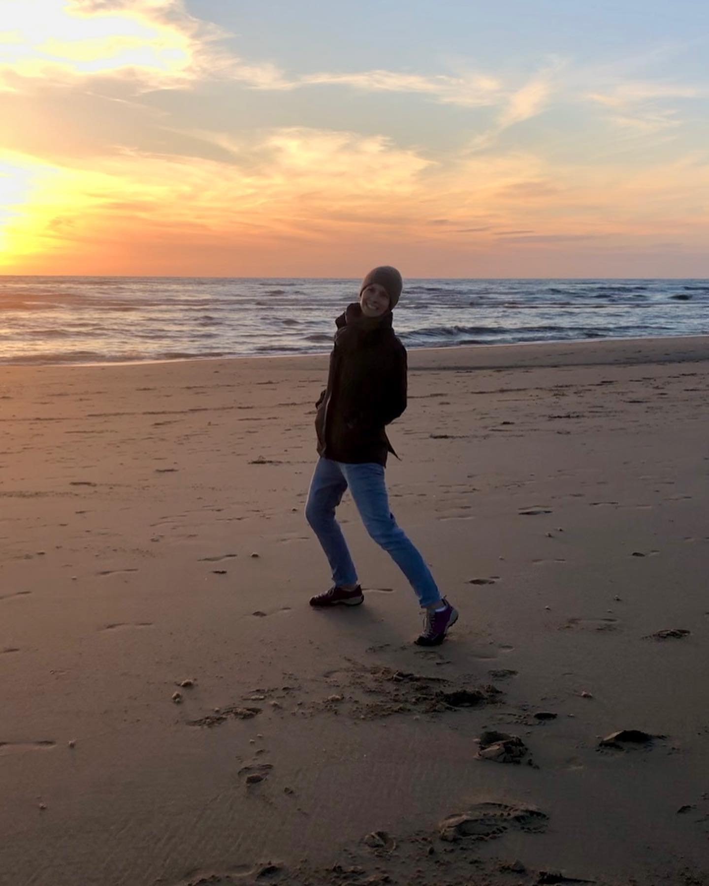 VORFREUDE
Noch zwei Wochen bis zu den Sommerferien bei uns in Bayern!
Wenn es die nächsten Tage nochmal stressig wird, dann denke ich kurz an die schöne Zeit an der Nordsee zurück.
Anfang August geht’s dann wieder Richtung Norden. Diesmal mit unserem neuen, riesigen Familienzelt in die Lüneburger Heide.
Was sind eure Pläne für die Sommerferien? Gibt es hier eigentlich Campingkenner unter euch?
Fotos von der @lettomaus, mit der der Urlaub nochmal schöner war 😘
#sommer #sommerferien #vorfreude #zelten #camping #lüneburgerheide #nordsee #nordwijk #urlaubmitkids #urlaubserinnerungen