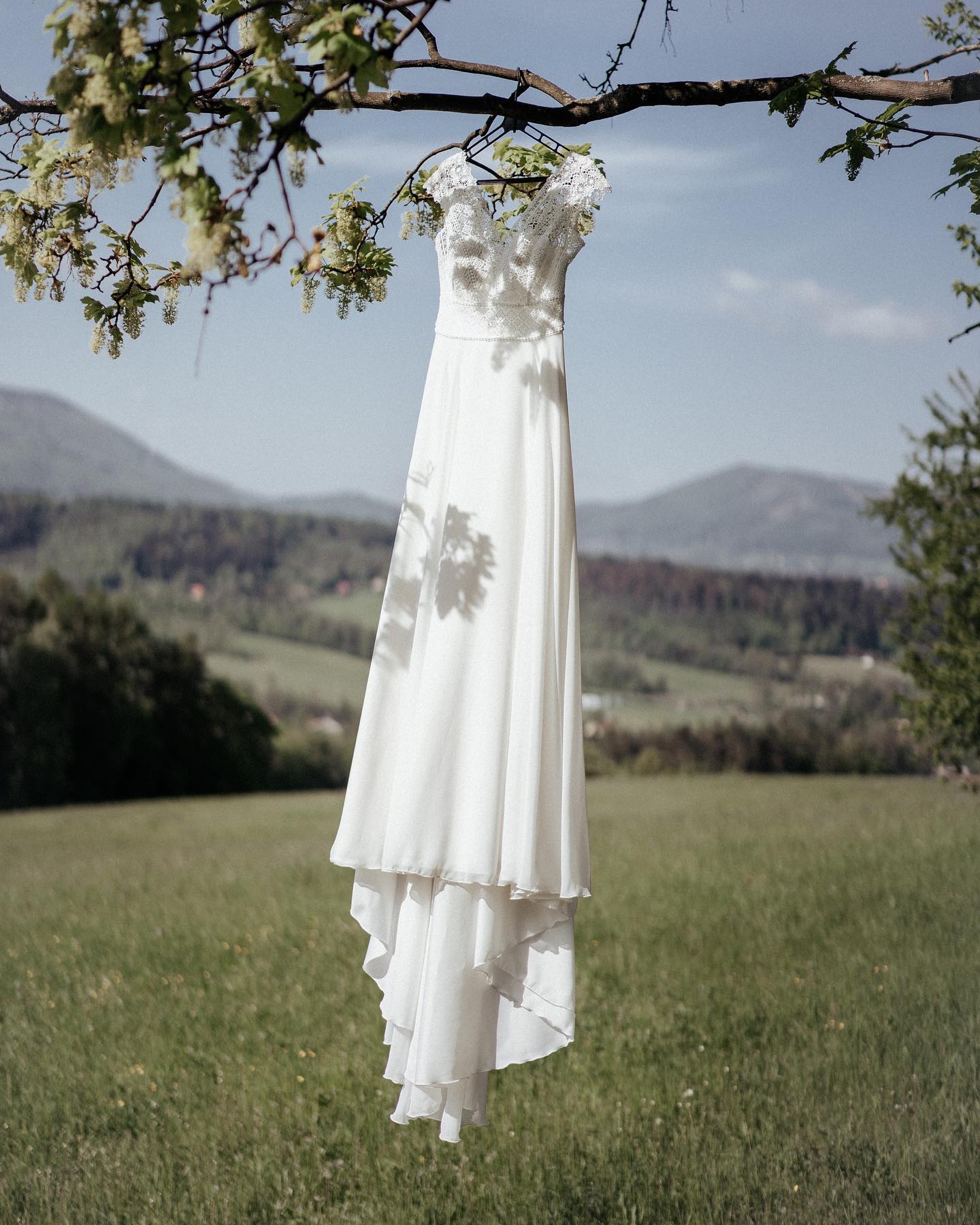 Verča a Honza
.
.
.
www.eichfoto.cz
.
.
#svatba #svatebnisaty #svatba2022 #svatebnifotograf #svatebniinspirace #svatebnifoto #wedding #weedingdiaries #svatebnikytice #instawedding #bride #ostravice #svatebnimisto #love #laska #fotograf #fotografostrava #weddingphotographer #lysahora #lysohori #beskydymountains #svatbavbeskydech #sonyphotography #sonygangcz #svatbavprirode