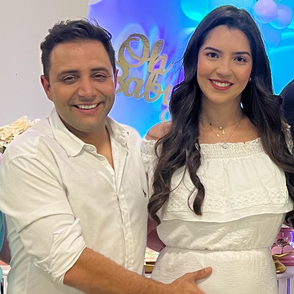 Carta para Maria 👨👩👧
Minha filha eu e mamãe já estamos ansiosos para lhe apresentar o mundo aqui fora .
Gostaría de dizer que você terá uma vida linda e fácil pela frente, mas não posso – a vida não é fácil. Mas ela pode ser linda, sim! E será !. Todas as dificuldades têm sua beleza, basta sabermos vê-las. Requer coragem. E eu espero te ensinar. As coisas, na verdade, meu amor, são como nós as enxergamos, e por isso temos o poder de tornar tudo leve. Leve assim como você, que transmite paz e alegria, que brilha e tem capacidade de mudar o dia até mesmo de quem não te conhece.
A vida nos ensina, e quanto mais você estiver aberta, mais aprendizados você terá. Quando abrimos nosso coração, a vida nos abre caminhos. Somos responsáveis pelo que atraímos, tenha a coragem para lidar com isso. A beleza do ser humano é superar, filha. Enfrentar, crescer, vencer. Eu e a mamãe se Deus quiser, iremos estar aqui, pra te dar a mão, te dar um ombro e um colo, mas nem sempre poderei te proteger. É importante sabermos lutar em nossa defesa. Maria já estamos comemorando sua chegada te amamos muito ! #vemmaria #ᴅᴇᴜsɴᴏᴄᴏᴍᴀɴᴅᴏ