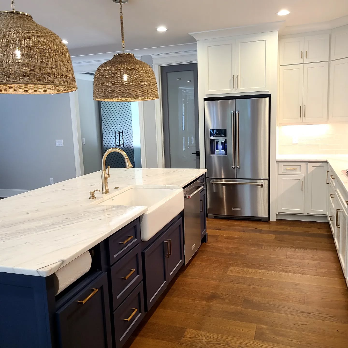 Kitchen dreams turned into reality!
#jontotherowconstruction
#customehomebuilder
#customhome
#custom kitchen
#kitchen
#pendantlights
#kitchenpendants
#navyisland
#goldhardware