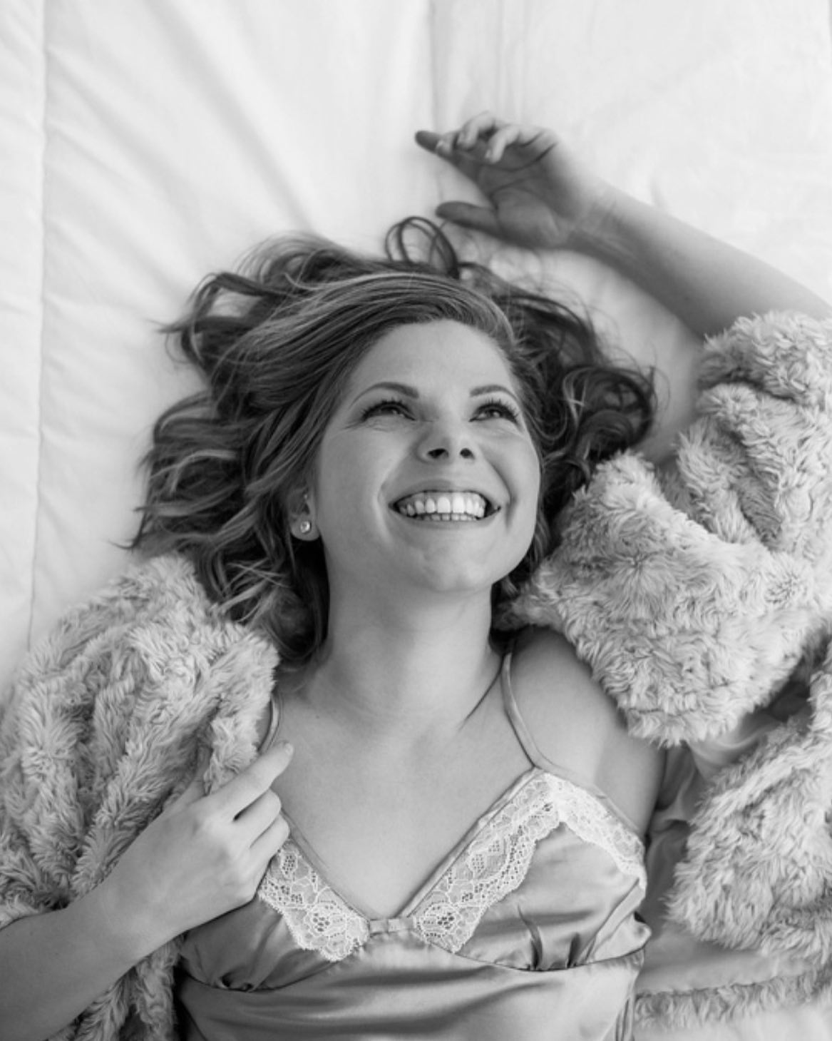 Als ik 1 ding wel geleerd heb de afgelopen jaren is dat het leven te kort is om niet gelukkig te zijn.
And Guess What Happiness Looks Good On You
Ik zie gelukkig zijn als een basis punt van mijn innerlijke schoonheid, blij en tevreden zijn met de persoon die ik ben, omarmen wat mijn imperfecties zijn en leven naar dat wat mijn hart me te vertellen heeft. Ik vind het belangrijk te luisteren naar de signalen van mijn lichaam en hier gehoor aan te geven want het is mijn aller dierbaarste bezit.
Geluk creëer je zelf daarom is het zo belangrijk je gedachten te blijven onderzoeken, want je bent niet je gedachten ieder moment dat je hoofd zich meldt op een negatieve manier heb jij de keuze. Laat jij je hierin mee slepen of laat je deze gedachten los, omdat je weet dat ze niet meer zijn dan dat. Je bent zelf verantwoordelijk voor je eigen happiness en dus ook over je eigen zelfbeeld. Vindt jij jezelf niet mooi of goed genoeg zal je deze energie blijven voeden en hetzelfde negatieve patroon zal zich blijven melden, tot dat jij die shift maakt in je mind. Daarom is het zo belangrijk te luisteren naar dat wat bij jou van binnen leeft en niet het gecreëerde ideaal plaatje van de maatschappij na te streven.
Als holistisch beauty therapeut zie ik hoe alles in verbinding staat, je emoties met je gedachten, je gedachten weer met je organen alles communiceert onderling. Wanneer je hierin ergens een blokkade hebt zitten of er een blokkade in laat leggen belemmer je de stroom van je eigen levensenergie, deze belemmering zal vroeg of laat ergens zichtbaar of voelbaar worden in je lichaam.
Je bent uniek, mooi en authentiek zoals je bent, leef het, straal het uit, laat de wereld jouw ware schoonheid zien.
Liefs Marlie
#innerbeauty #mooi #beyou #gewoonzoalsjebent