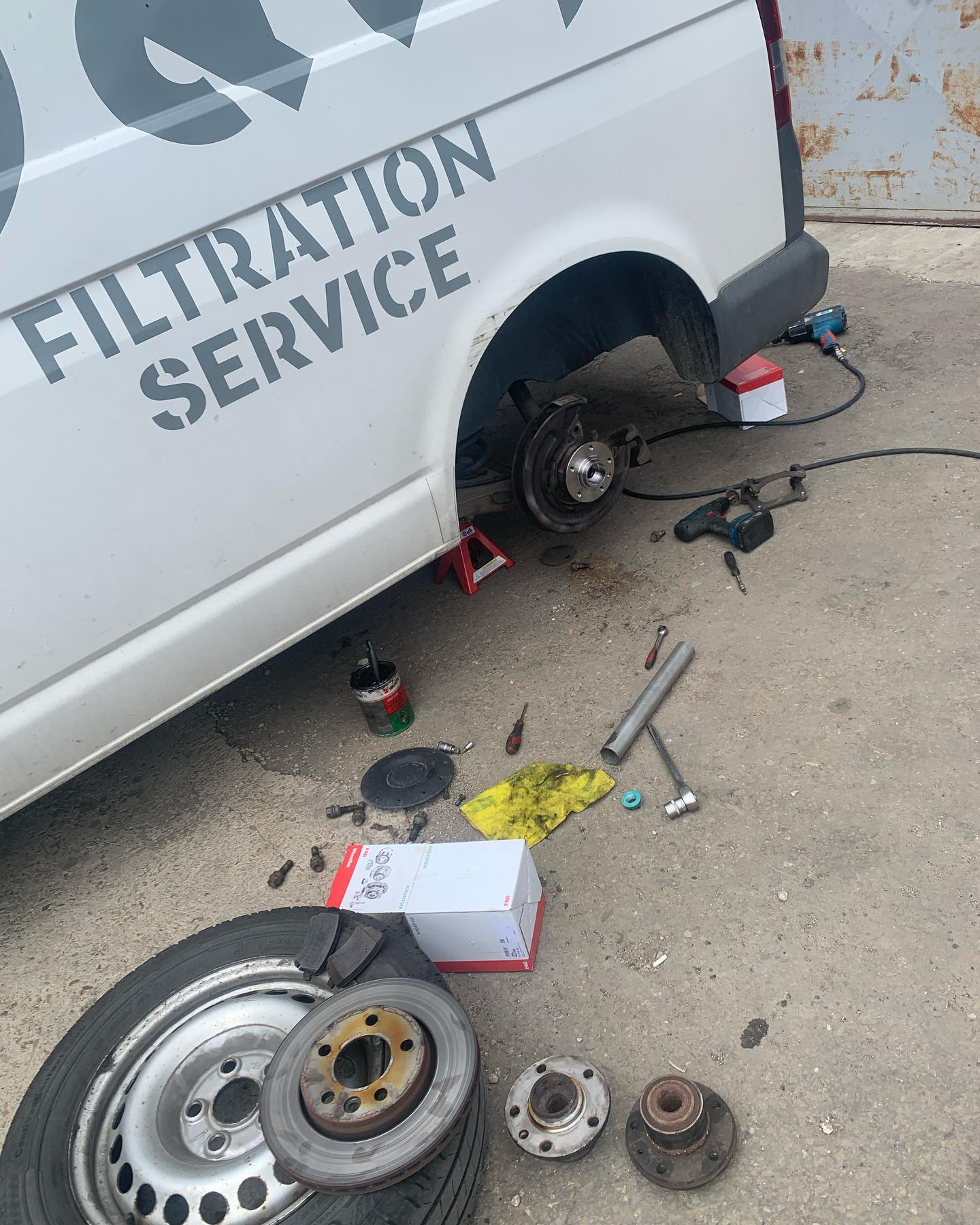 Nejsou volné zvedáky? Nevadí, i na zemi pracujeme 😁
.
Vw Transporter výměna zadních ložisek
.
#vw #transporter #transportert5 #kunde #car #carmechanik #auto #repair #job #work #brno #czech #czechrepublic #automotive #change #germanycars #auto #boy #mechanic