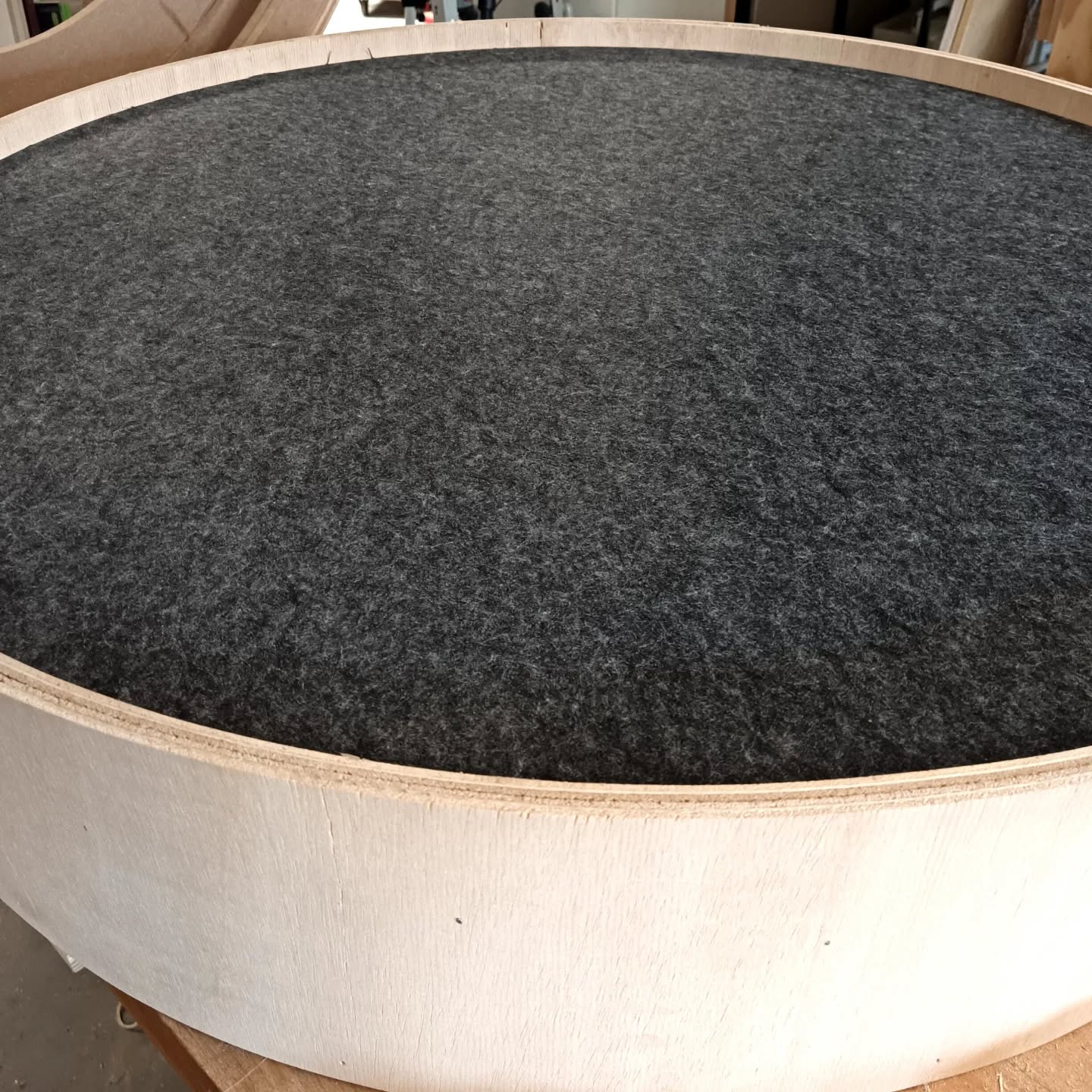 Acoustische elementen in de maak. Het hout wordt nog zwart gespoten en dan komen ze met planten bovenin boven bureaus te hangen.
#acoustischelementen #groenopdewerkvloer
#acoustischeoplossingen
#interieurbouw #snijdthout #kantoorinrichting #opmaat #opmaatgemaakt