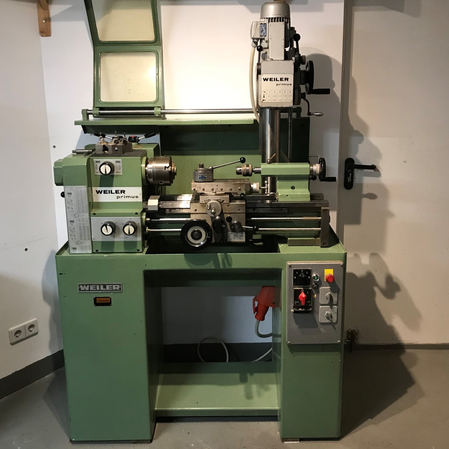 Hurra, das neue Baby, eine Weiler Primus Drehmaschine, steht nun gut und sicher in meiner "Kellerwerkstatt".
Gestern mal schnell nach Neumarkt in der Oberpfalz gefahren, eine fliegende Verladung gemacht und heute von der wunderbaren Firma Neubert Klaviertransporte ins Untergeschoss tragen lassen. Nun kann´s los gehen mit aufwendigen Reparaturen und Umbauten.
#drehmaschine #woodwinds #woodwindrepair #instrumentenmacher #neukoelln #klaviertransport