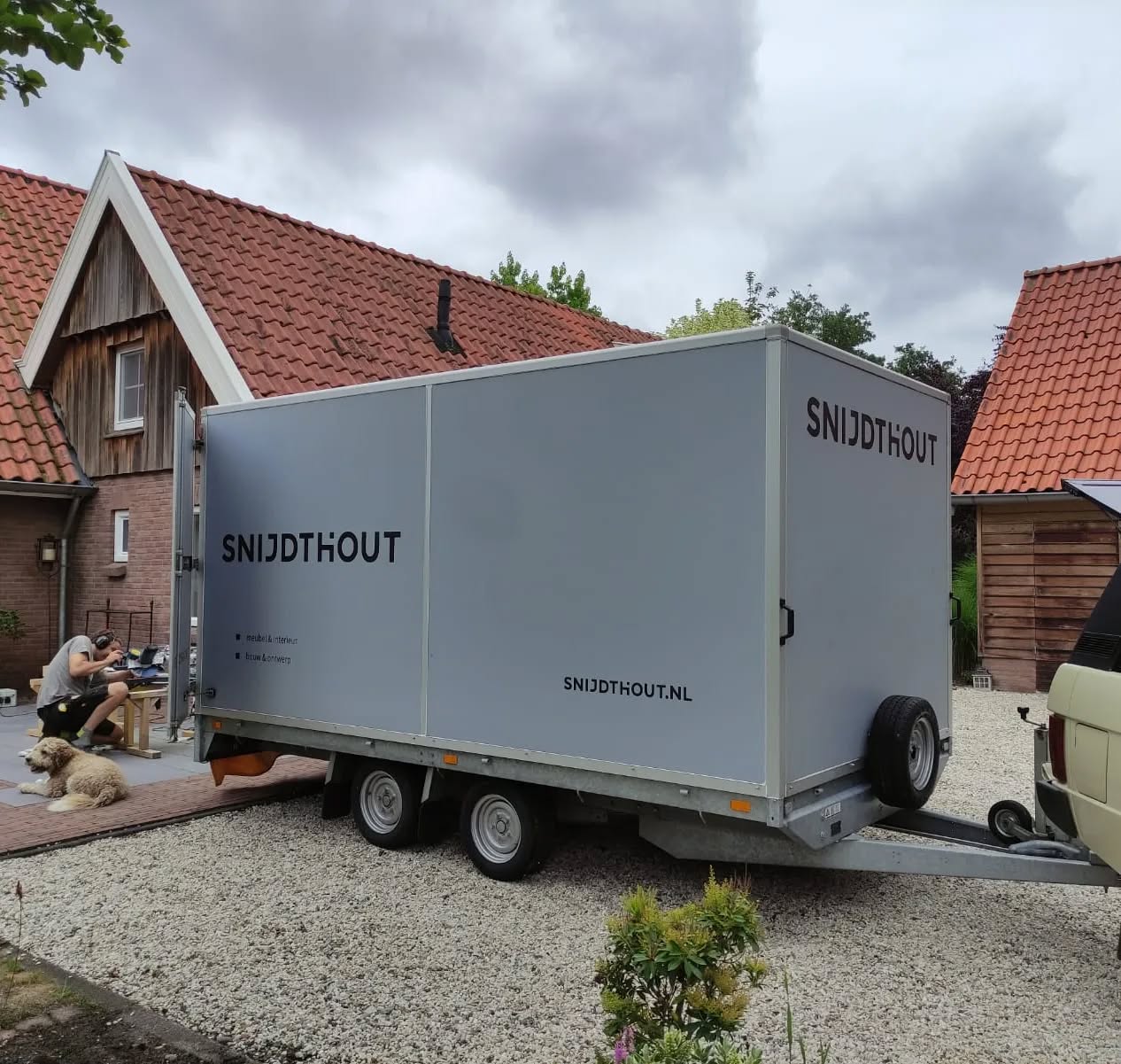 Op locatie bij een klant aan het werk.
#meubelsopmaat #interieurbouw #detailafwerking #maatwerkmeubels #snijdthout #meubelmaker