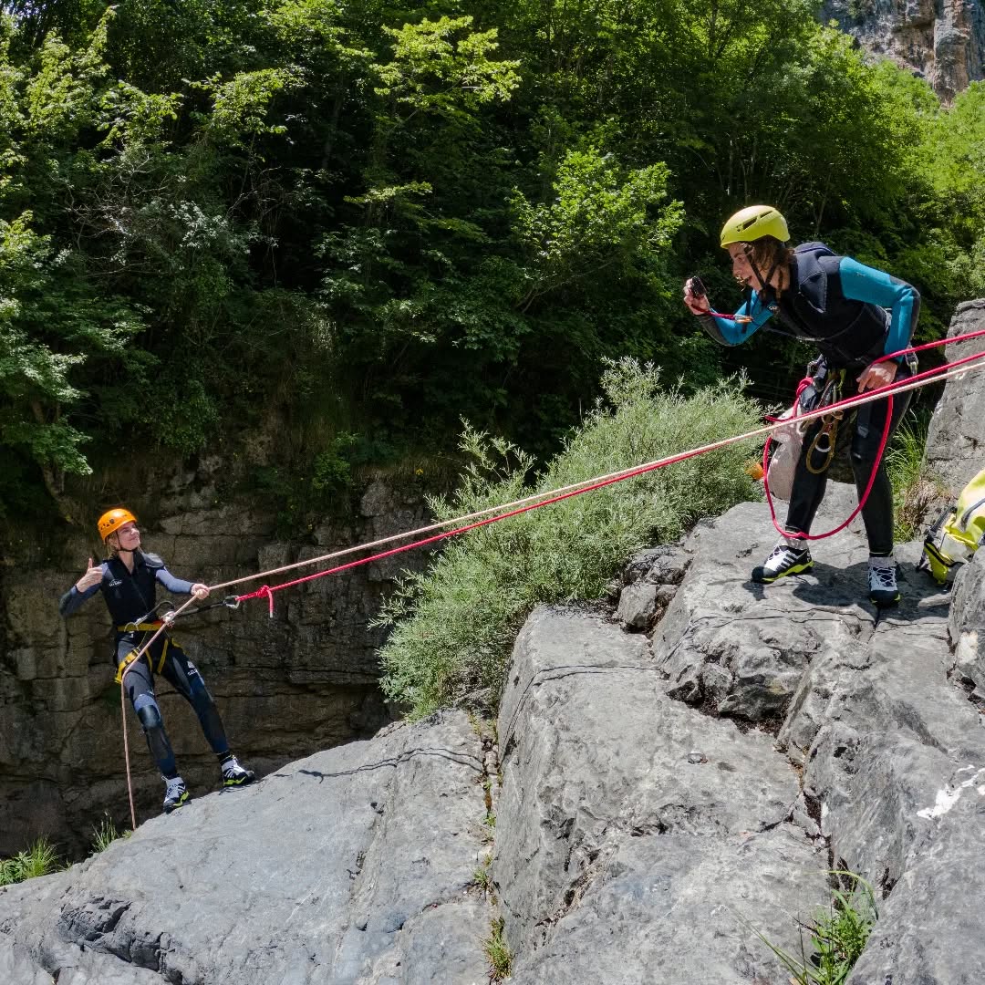 ¡La primera vez que se hace rapel haciendo barranquismo, es sin duda un momento para recordar! 📷 Siempre con la ayuda y simpatía de un guía de barrancos profesional.
Barranquismo en Ainsa, Huesca ¿Dónde sino? Capital Europea del barranquismo. 💚🤘
Salidas todos los días, a barrancos de todos los niveles.
#ainsa #aínsa #barranquismo #canyoning #canyoneering #boltaña #ordesa #huescalamagia #pirineos #torla