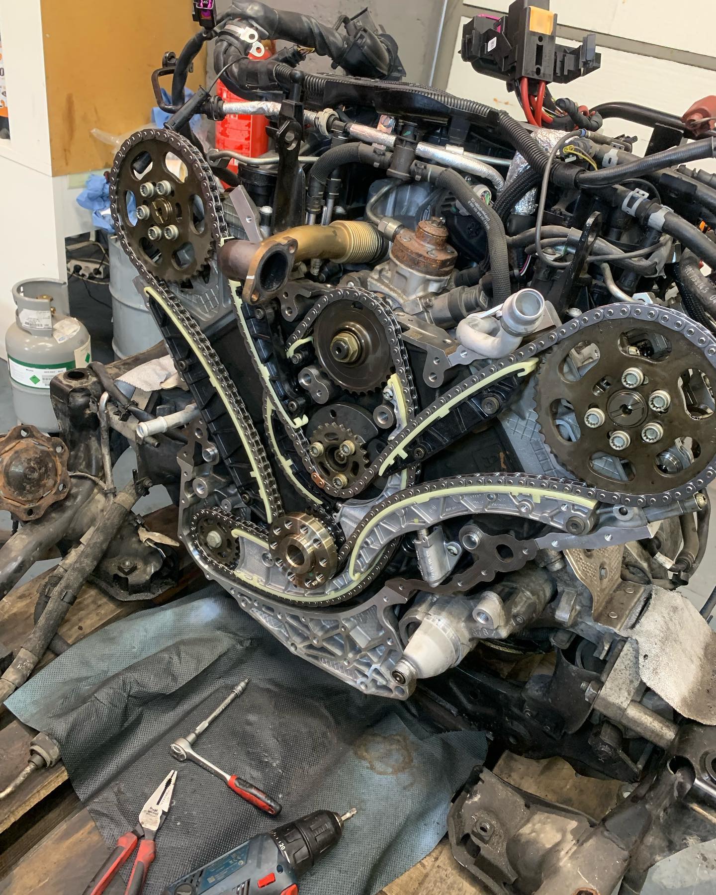 Audi A8 3.0 Tdi
.
Výměna rozvodů
.
Přetěsnění olejové vany
.
Výměna provozních kapalin
.
#audi #audia8 #quattro #diesel #work #tdi #tiptronic #white #car #automotive #instaphoto #auto #repair #czechrepublic #brno #brnoslatina #job #germanycars