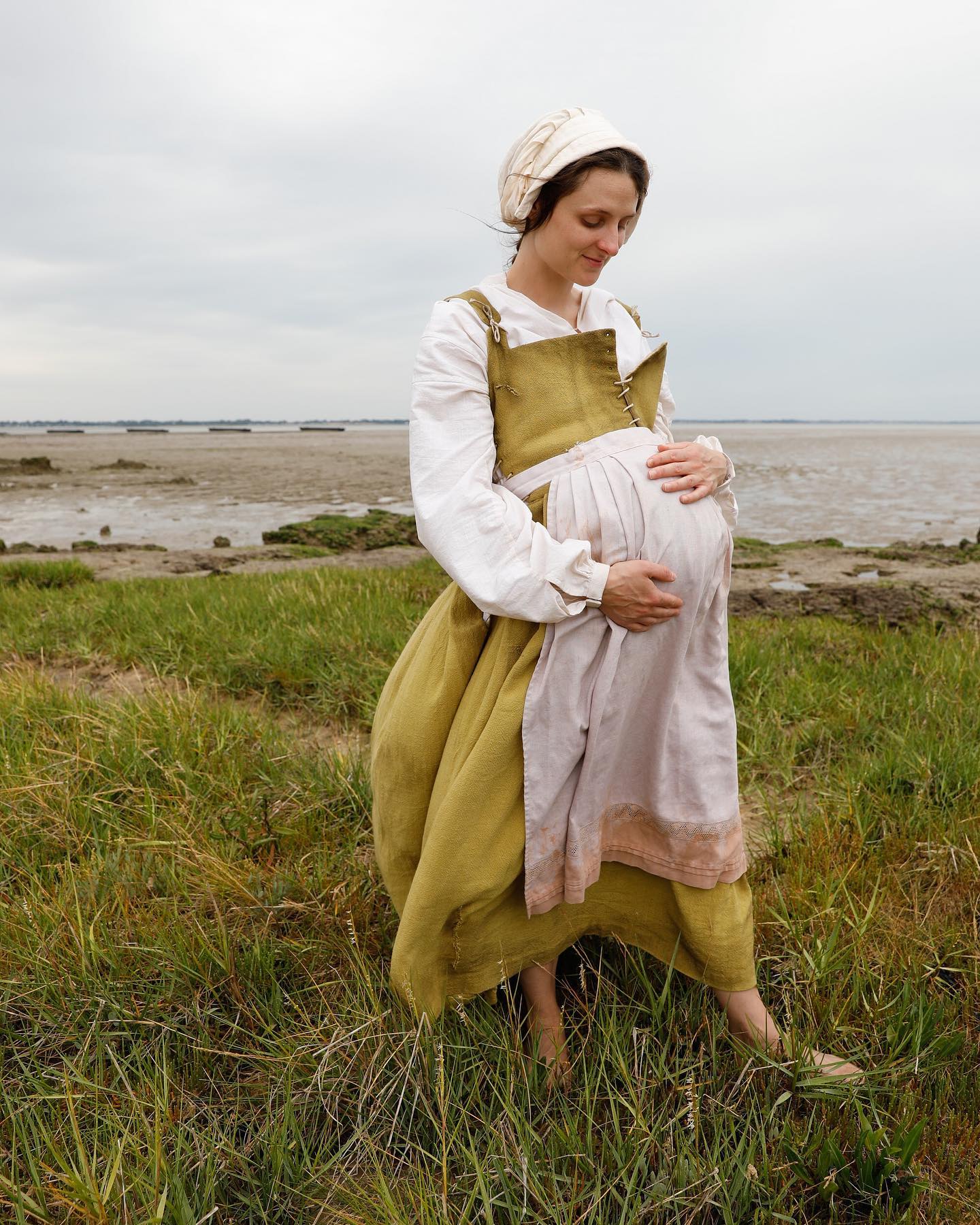 🌿Maly🌿
Played by the wonderful Jessica Bell
When designing/planning, myself and @hanlaren really wanted Maly to be visually pulled between Helen (who wears green) and Constance (who wears yellow) - so I was over the moon when I found this chartreuse linen from @minervadotcom ✨
Costume:
•Apron and coif hired from @thersc costume hire
•Kirtle made by me with pattern from @thetudortailor
•Shift made by me with with fabric from @calicolaine, heavily inspired by the beautiful 17th century shift @sewingthroughthepast made
•Hat bought from Vinted
Hair and Makeup by @looksbyanamaria
Beautiful photos by @sashaliiii
#costume #costumedesign #costumemaking #tudorfashion #elizabethanfashion #17thcenturyfashion #16thcenturyfashion #1602 #kirtle #tudorkirtle #historicalmaternitywear