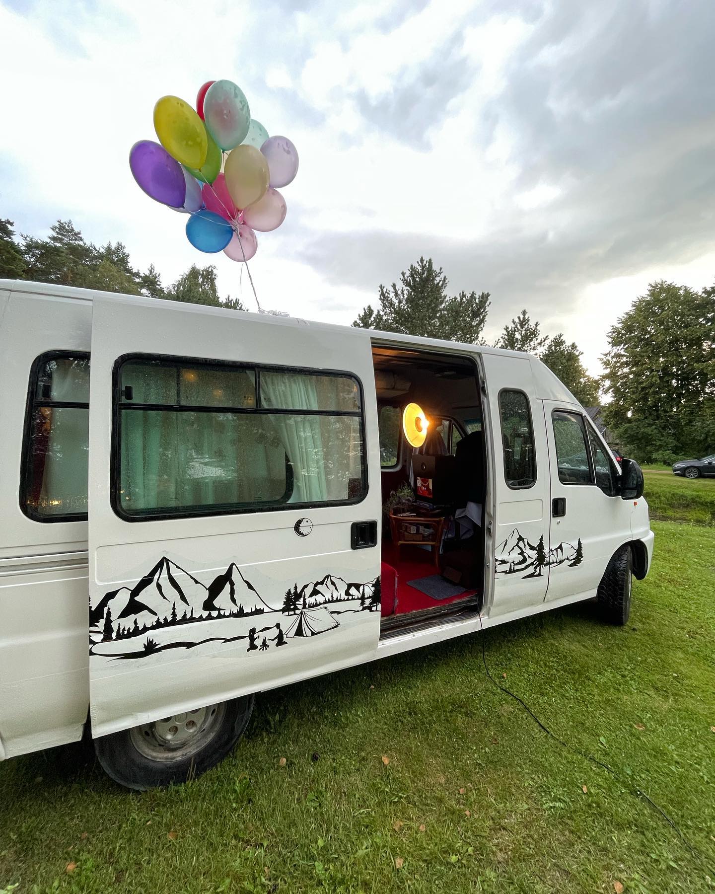 Even if it is raining outside☔️, our photo booth is ready to transform into photo bus 🚌🌟📸 every problem is an opportunity in disguise thanks to our newlywed🤩#thephotobox #wedding #kazas #liepaja