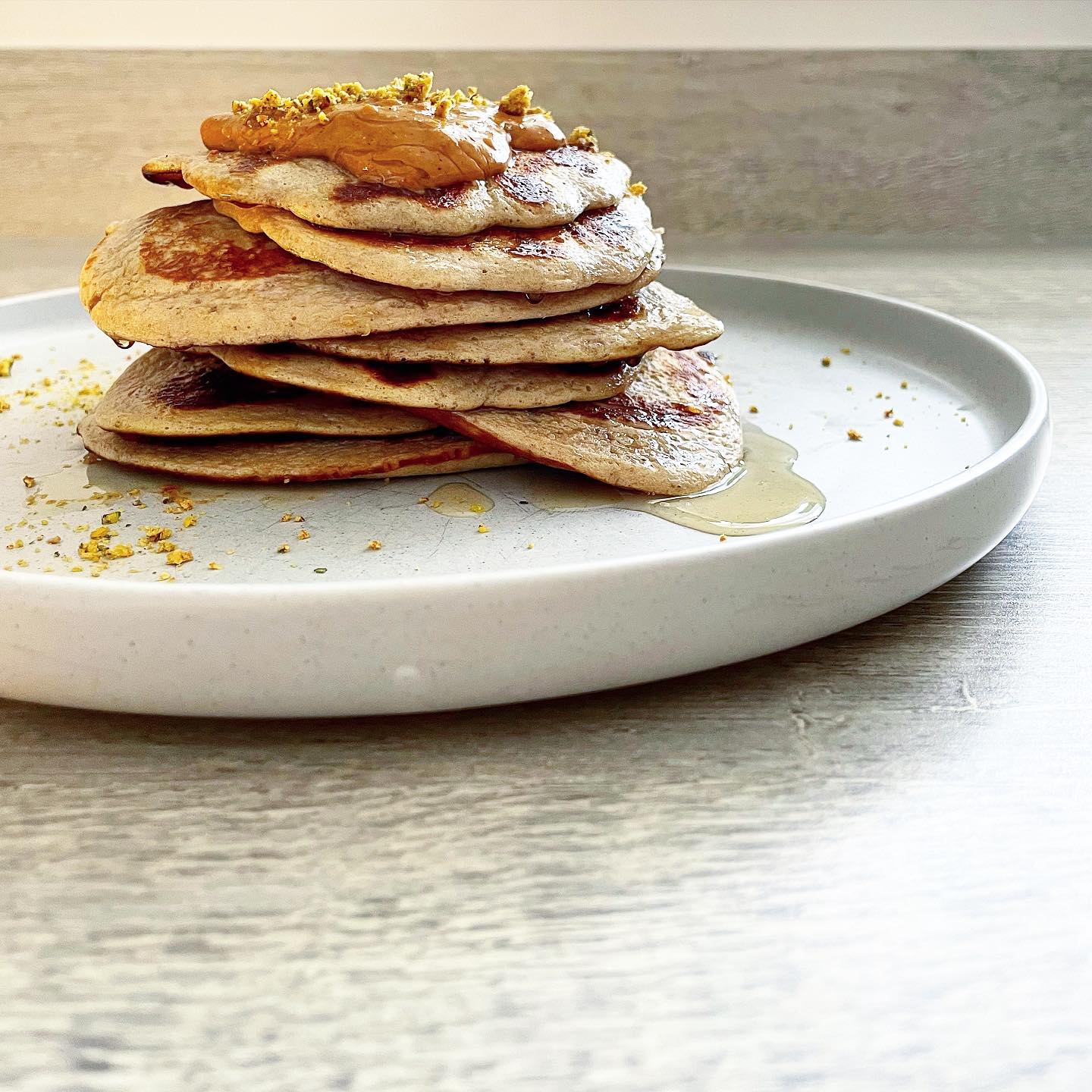Saturday morning stack☀️🥞
1 banana, 50g oats & 2 eggs topped with peanut butter, honey and Natural selection omega seed mix ✅