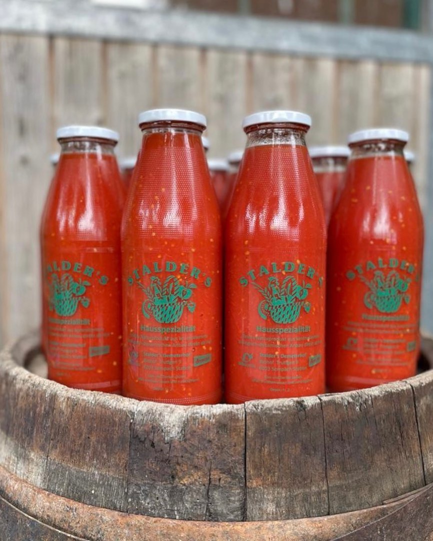 Tomatensauce gefällig?😏 Wer keine Zeit hat, aus unseren Tomaten eine feine Sauce zu machen, der hat die Chance unsere selbstgemachten Tomatensäfte zu besorgen😊 Zutaten: 100% unsere Tomaten mit einer Prise Salz. Lassts euch schmecken!😋
.
.
#tomatensaft #vomhof #demeter #natürlich #biologisch #geschmackvoll