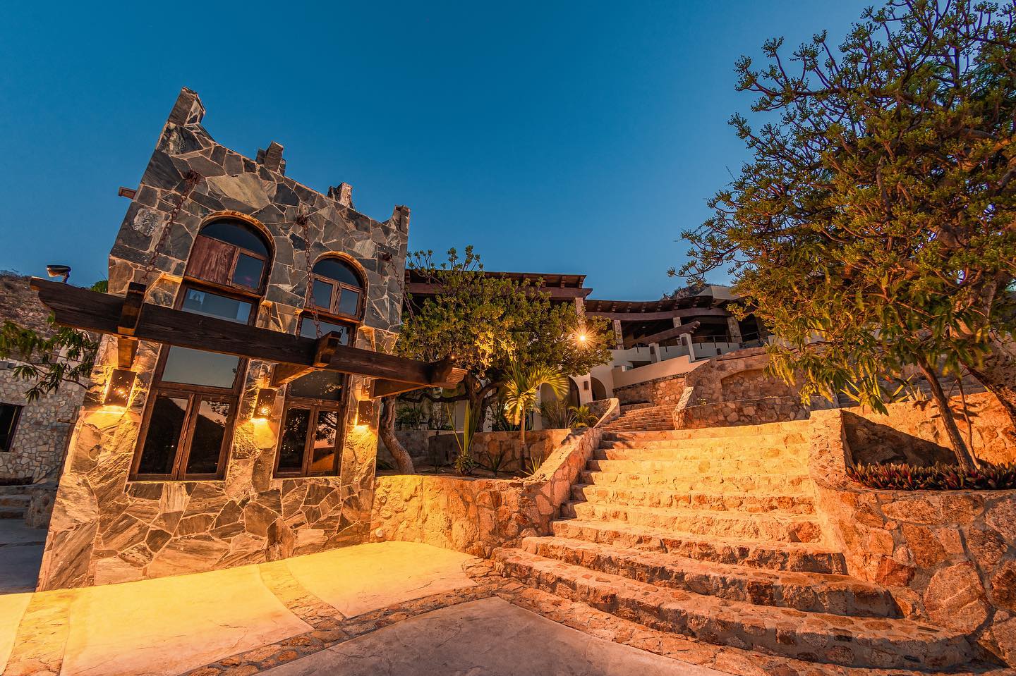 Enjoy mystic summer nights here at the castle ✨ A lodging experience unlike anywhere else in Cabo !
.
.
.
.
#castilloblarneyinn #cabo #cabosanlucas #loscabos #cabolife #boutiquehotel #summervibes