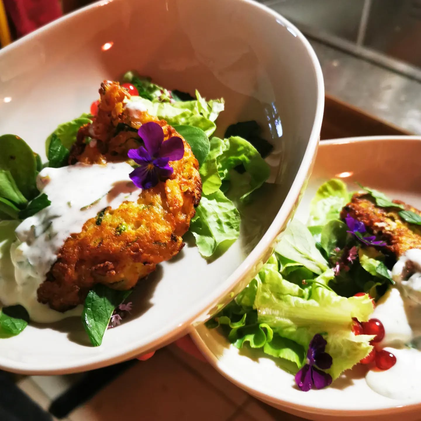 Beignet léger de courgette menthe et chèvre, crème fraîche à la cardamome, salade du jardin pourpier et herbes fraîches. Une petite entrée pleine de saveurs... #auclairdelasource #récoltedété #saveursdumobde #cuisinelocale #petitparadis #Lanarce