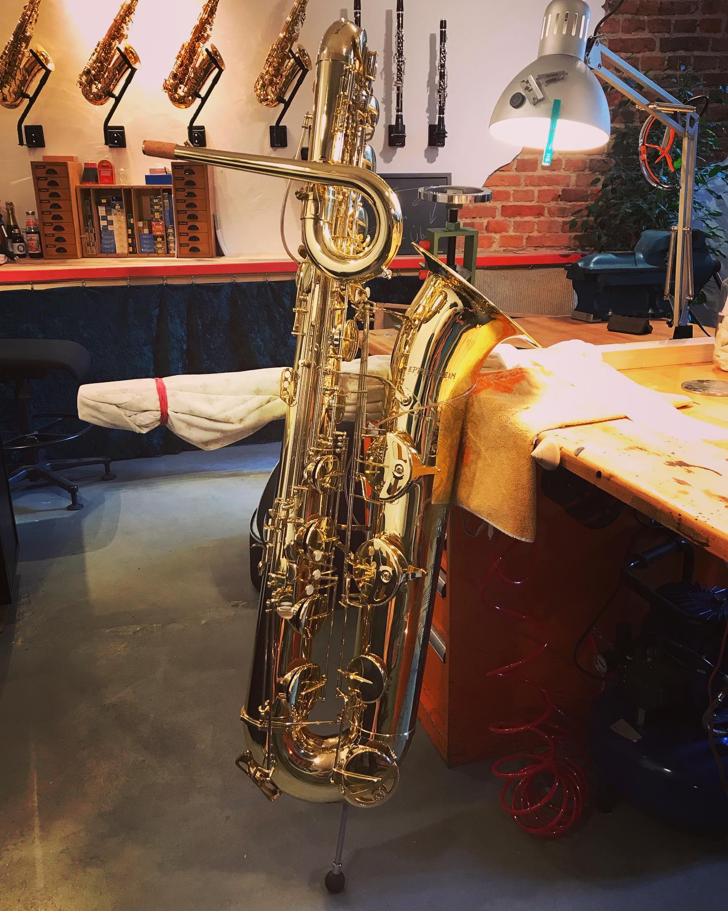 Heute in meiner Werkstatt: Ein Eppelsheim Basssaxophon! Was für eine Freude, an so einem tollen Instrument arbeiten zu dürfen. #basssax #basssaxophone #howlowcanyougo #eppelheim #saxophones #saxophone #craftmenship #woodwind #woodwindrepair