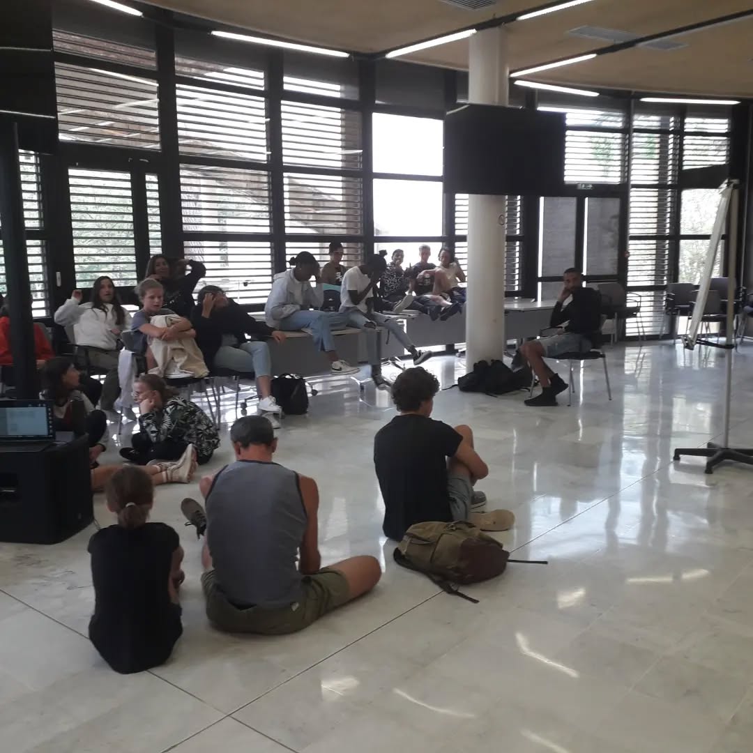 FIN DE PROJET AUX ARCHIVES DÉPARTEMENTALES DU GERS 🌠
5 jours durant, les jeunes du Grand Auch et alentours ont créé installations, textes, et actions physiques inspirés par ce grand lieu d'informations.
Ils peuvent être fier d'eux !
Rdv ce soir à 18h devant les Archives pour voir le résultat 👀