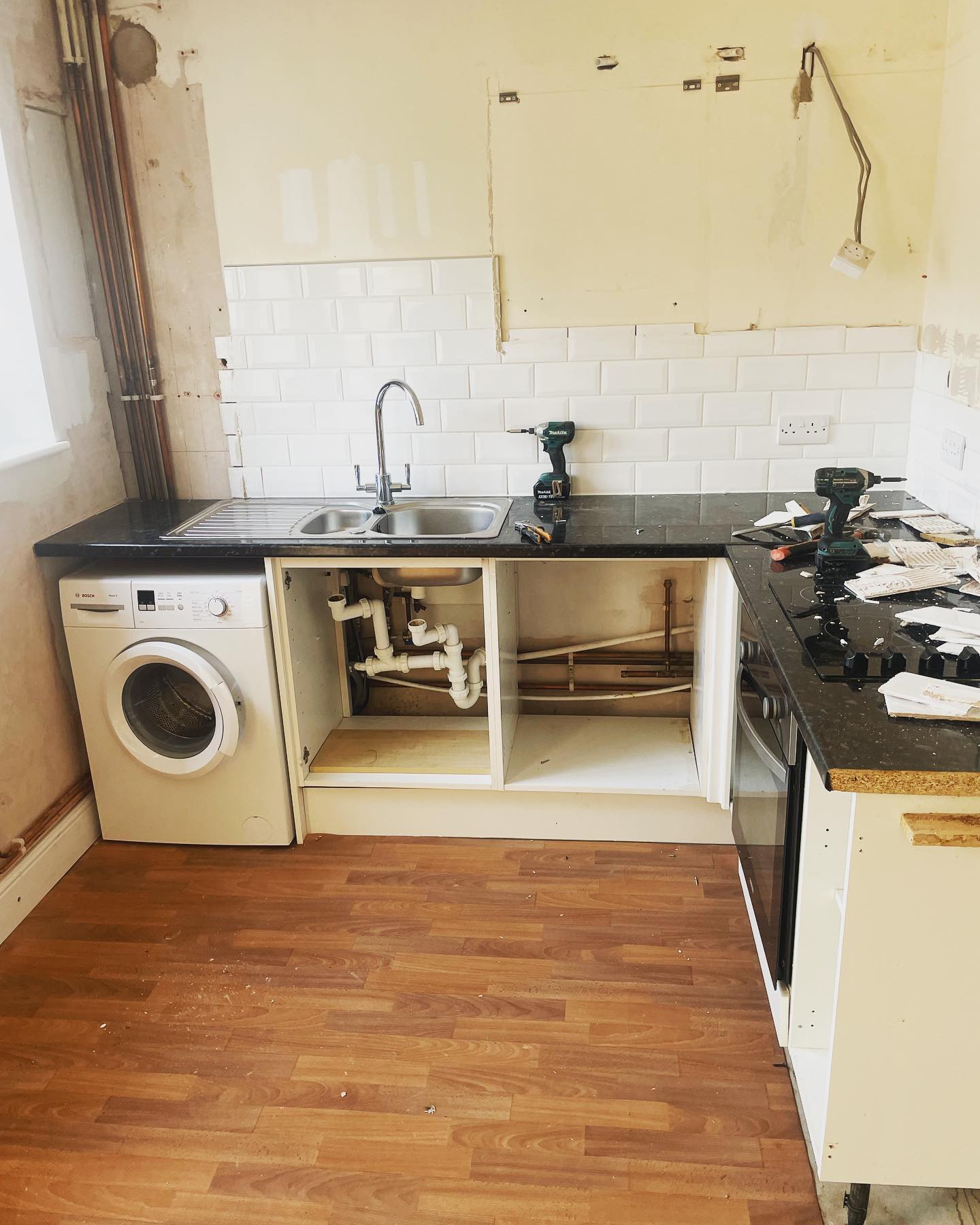 Snuck a little kitchen in for some great customers as a quick infill between jobs. Out with the old and in with the new grey shaker style units and white mirror quartz to finish off. All turned around in 5 days including some great decorating as always from @lol.hunt
