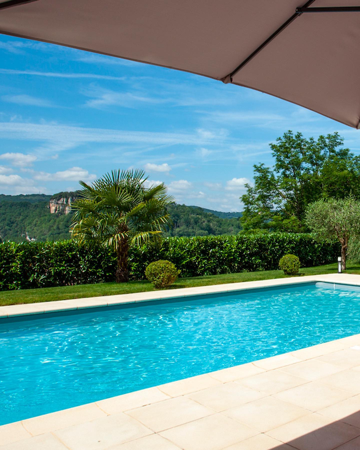 « Calme et volupté », « des hĂŽtes aux petits soins », « une vue Ă couper le souffle », « des prestations haut de gamme », « comme Ă la maison », « un cadre idyllique »âŠ. Voici en quelques mots les ingrĂ©dients qui feront de votre sĂ©jour aux Hauts de Gageac un moment inoubliable. đđ Et ce sont nos hĂŽtes qui le disent. Si comme eux vous souhaitez vivre une telle expĂ©rience, notre maison dâhĂŽtes est faite pour vous. NichĂ©e sur les hauteurs de La Roque-Gageac, dans le triangle dâor du PĂ©rigord noir, notre authentique maison pĂ©rigourdine du 18E siĂšcle est le lieu idĂ©al pour qui cherche le lĂącher prise.đ
De France ou dâailleurs, en couple, en famille avec de grands enfants ou entre amis, vous trouverez ici un lieu unique de ressourcement et de belles rencontres. Imaginez-vous au bord de la piscine chauffĂ©e đ, avec pour seul environnement, le jardin arborĂ©, la forĂȘt et la vue sur la vallĂ©e de la Dordogne. Et qui sait, peut-ĂȘtre aurez-vous la visite surprise dâune biche ou dâun chevreuil ? Nos 4 chambres dâhĂŽtes de charme, au confort et Ă la dĂ©coration soignĂ©s, vous offriront des prestations dignes des Ă©tablissements de luxe. Enfin, plaçant lâhospitalitĂ© et les relations humaines au cĆur de leurs valeurs, vos hĂŽtes se plieront en quatre pour vous satisfaire.
Et pour qui veut profiter des merveilles quâoffre le PĂ©rigord noir, quelques minutes seulement vous sĂ©parent des principaux sites et activitĂ©s.
Vous lâaurez compris. Notre maison dâhĂŽtes sera le temps de votre sĂ©jour la vĂŽtre et le havre de paix auquel vous aspirez. Nous espĂ©rons que vous lâaimerez autant que nous. Â
#plusbeauxvillagesdefrance #dordogne #perigordnoir #maisondhotesdecharme #lascaux #vacancesenfrance