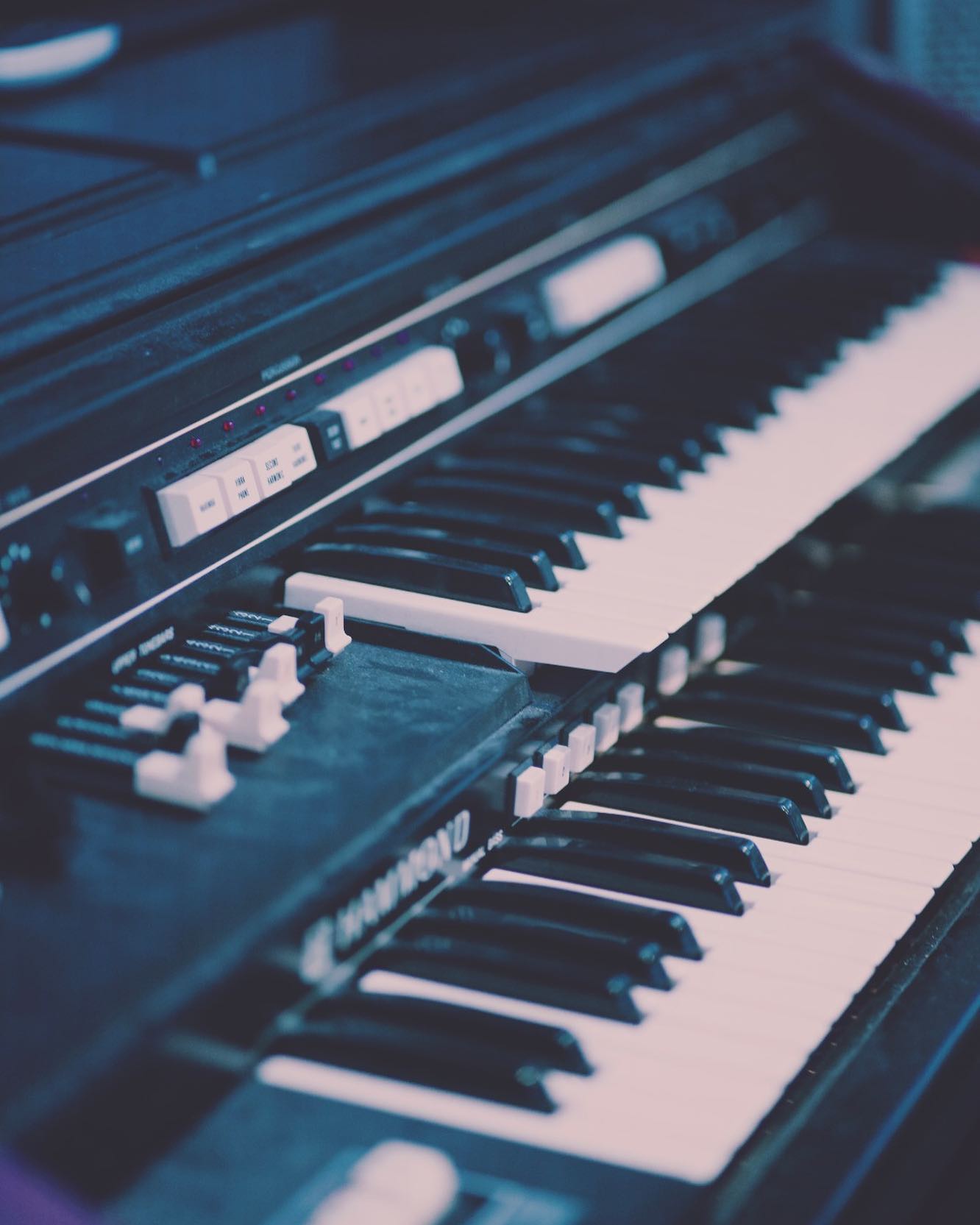 Some things in life really are just black and white 🎹
.
.
.
.
#miamihigh #miamihighfunction #wedding #weddingband