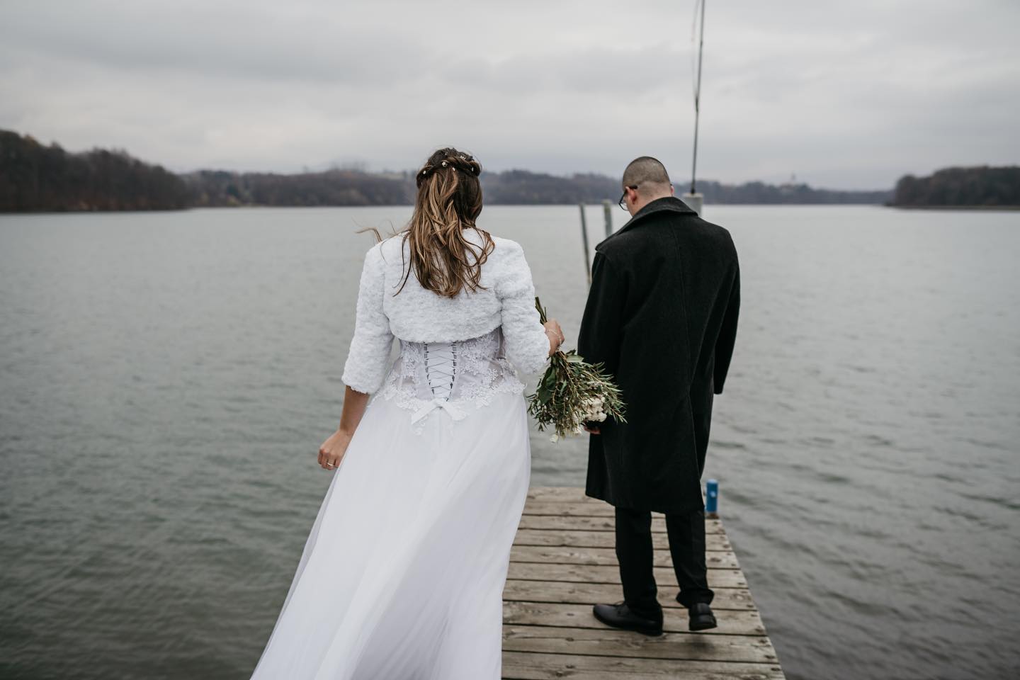 Terka a Lubomír:)
.
#svatebnisaty #svatba2021 #svatebnifotograf #svatebniinspirace #svatebnifoto #wedding #weedingdiaries #svatebnikytice #instawedding #bride #moravka #svatebnimisto #love #laska #fotograf #fotografostrava #weddingphotographer #lysahora #lysohori #beskydymountains #svatbavbeskydech #sonyphotography #sonygangcz #svatbavpřírodě #svatbavlistopadu #autumnvibes🍁 #autumnwedding