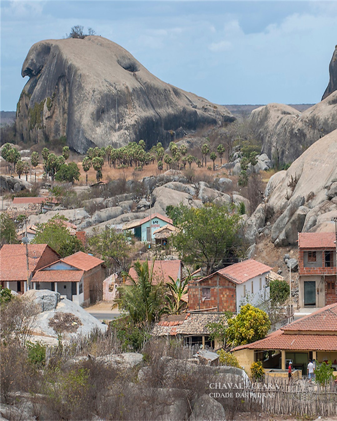Chaval a última cidade do extremo oeste do Ceará é um lugar repleto de historias supreendentes, natureza exuberante e povo receptivo. Suas formações rochosas lhe concederam o carinhoso apelido de (Cidade dos Flintstones) desenho animado dos anos 70/80 onde uma divertida familia vivia na idade das pedras. Passagem obrigatoria da Rota das Emoções, Chaval possui um acervo arqueologico de pinturas rupestres que datam de 9 mil anos atrás e salinas artesanais que ainda hoje ajudam a economia local. Um verdadeiro tesouro brasileiro.
Chaval, the last city in the extreme west of Ceará, is a place full of surprising stories, exuberant nature and receptive people. Its rock formations gave it the affectionate nickname of (Flintstones City ) cartoon from the 70's/80's where a fun family lived in the stone age. An obligatory passage on the Emotions Route, Chaval has an archaeological collection of cave paintings that date back to 9,000 years ago and artisan salt pans that still help the local economy . A true Brazilian treasure.
#ecotourism #adventuretourism #sustainabletourism #traveltobrazil #turismodeaventura #ecoturismo #nordeste #ceará