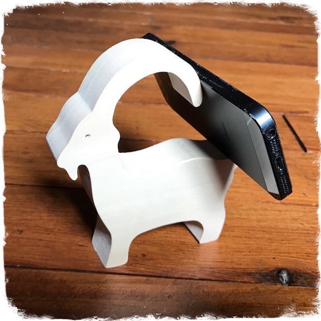 Le nouvel i bouc est sorti…. Pour poser votre portable au bureau avec classe et humour ! Bêêêl objet qui va rendre chèvre vos collègues 🤣 #supporttelephone #bouc #bois #artisanat #faitmain