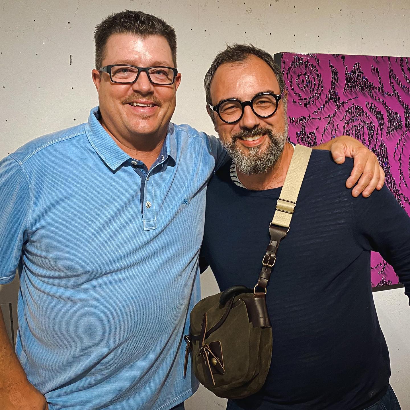 🇩🇪🇨🇭Heute hatte ich die grosse Ehre einen meiner Lieblingskünstler persönlich zu treffen. @iamcraigalan war zu Besuch in Konstanz. Es war mir eine Riesenfreude, ihn persönlich zu treffen und ihn zu seiner grossartigen Arbeit zu beglückwünschen.
🇪🇸 Hoy tuve el gran placer de encontrar a uno de mis artistas favoritos y agradecerle su gran trabajo.
🇬🇧 Today I had the chance to meet one of my favorite artists, Craig Alan at the Galerie Mensing in Konstanz, Germay. It was an honour to finally meet you. Keep up the great work!
#artist #meetandgreet #starstruck #keepupthegoodwork #craigalan #populus #galeriemensing #iamafan