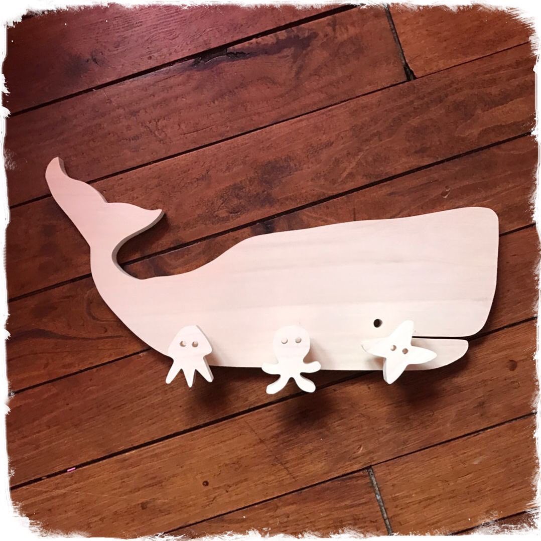 Patère baleine… #baleine #beluga #patere #portepyjama #bois #artisanatfrancais #handmadewithlove #faitmainavecamour