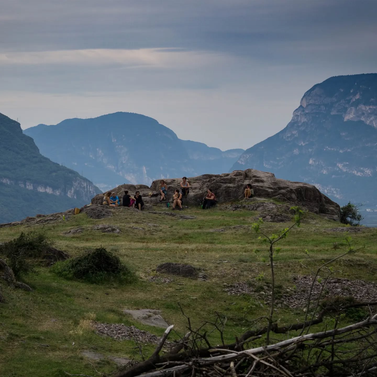 Vor genau einem Monat machten sich Andrea und Mirjam mit ein paar wunderbaren Teilnehmer*innen auf ins Südtirol zum SELFCARE RETREAT 🌱🧘♀️
Eine Woche später gingen alle mit Kräutermittelchen in der Tasche, Yoga in jeder Körperzelle, einer persönlichen Selfcare Gewohnheit im Kopf und einem südtirolerischen Dolce Vita im Herzen wieder nach Hause ♥️
Wir haben mit Yoga Raum geschaffen und diesen mit genussvollem Hiersein gefüllt. Mit homemade Mückenspray wurden Grenzen gesetzt und Hindernisse mit Räuchern verwandelt. Durch Achtsamkeit konnten wir alle guten Dinge dieser Woche genießen: Sonne, Pool, abendliche Gespräche bei einer guten Flasche Wein, leckeres Essen, entspannenden Massagen, Verbundenheit mit der Natur, die Gaude, das Vertrauen und die Tiefe der Gruppe…
Und das alles step by step nach unserer “Roadmap to Selfcare”.
Der TERMIN für nächstes Jahr steht schon wieder fest: 2. – 8. Juli 2023 (die letzte Schulwoche in Vorarlberg).
Vier Anmeldungen für 2023 sind schon am Ende des ersten Retreats wieder eingegangen 😍🤯
Das Buffet.. ähh die Anmeldung ist hiermit wieder eröffnet und wir sind gespannt, wer noch dazustößt!
ANMELDUNG:
📧 m.r.buechel@gmx.at / vonbruel.andrea@a1.net
📲 @mirjambuechel / @vonderand
✉️🕊️ Silbriger Van irgendwo im Land / Rankweil