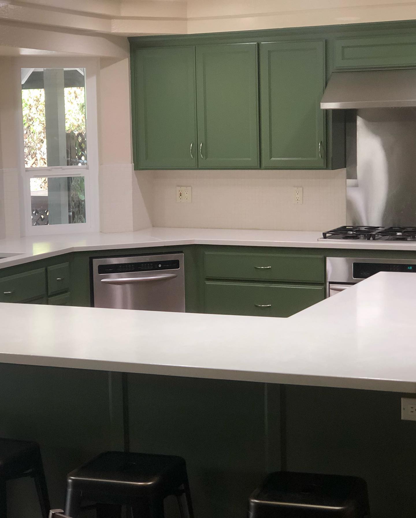 White concrete countertops to finish off this kitchen #concretecountertops #kitchendesign #kitchenremodel #interiordesign #keepitlocal #handmade #chicoca #bergstromconcretedesigns #dustycrete #kodiakpro