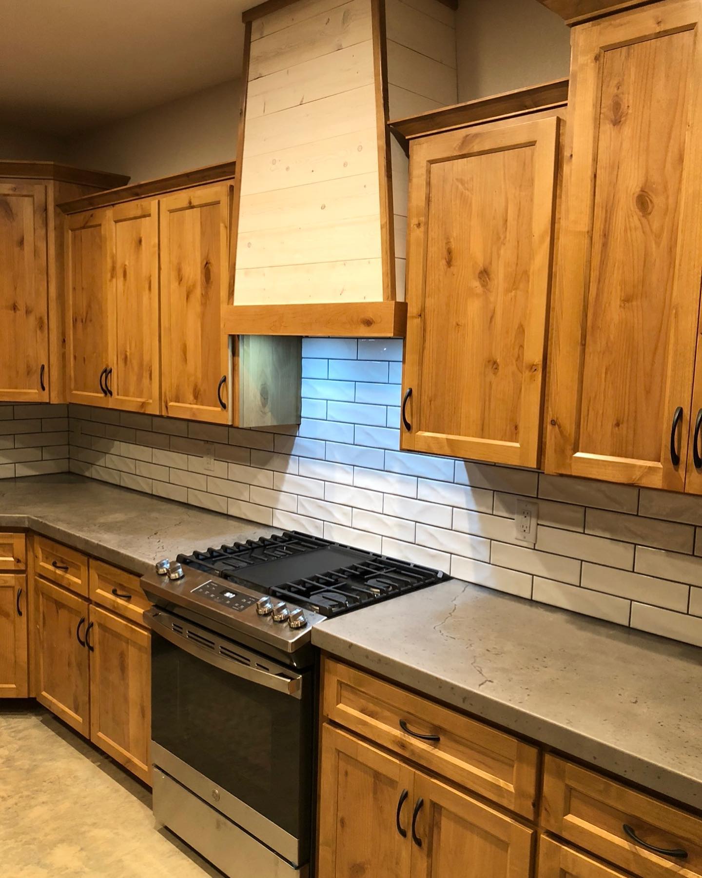Lake Almanor Cabin! This project was extra special because we designed it. Concrete countertops, hand chiseled island, backsplash, and a custom range hood. Cabin + Farmhouse = Perfection #concretecountertops #cabinlife #dustycrete #kodiakpro #newbuild #kitchendesign #interiordesign #handmade #countertops #rangehood #lakealmanor #realestate #bergstromconcretedesigns