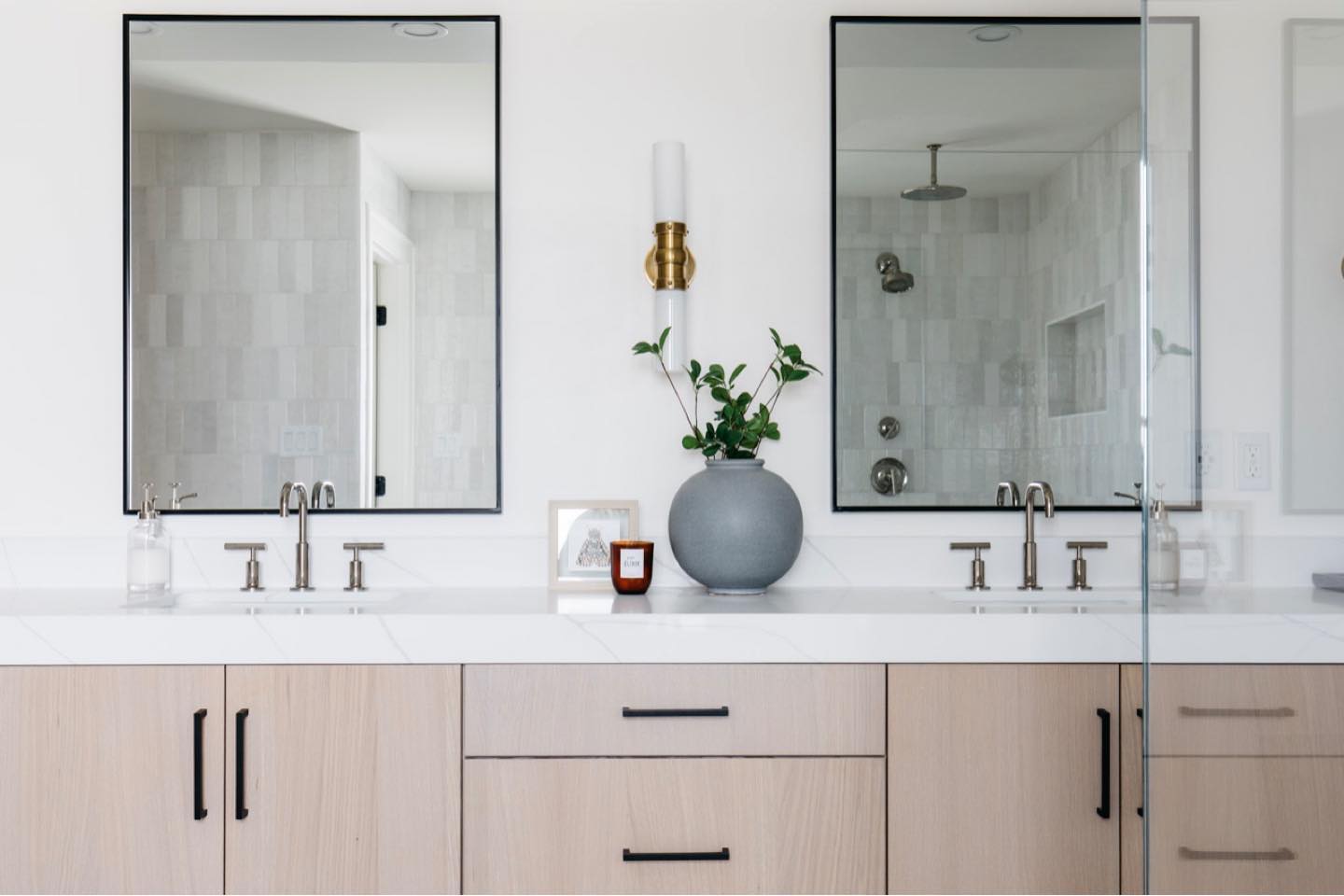 So fresh and clean! #modernvanities #moderncabinets #moderncabinetry #bathrooms #whiteoakcabinets #whiteoakvanities #interiordesign