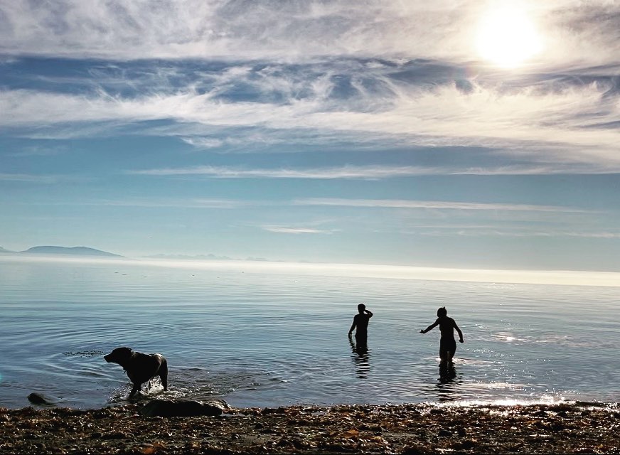 ✨Summer ✨
We’ve been starting a lot of our days with an early ocean dip. I love the business of the season and seeing our fellow farmers, bakers and artisans work so hard but still make time for play. What is everyone doing to rejuvenate from their long work days?
🌱
🌱
🌱
🌱
🌱
#vancouverisland #workhardplayhard
#team52footfarms