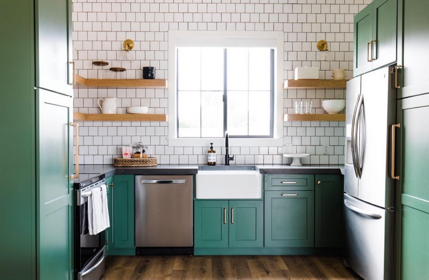 How great would this be in a cabin? We still love this casita kitchen! You can never go wrong with a punch of color, especially green! 🌵