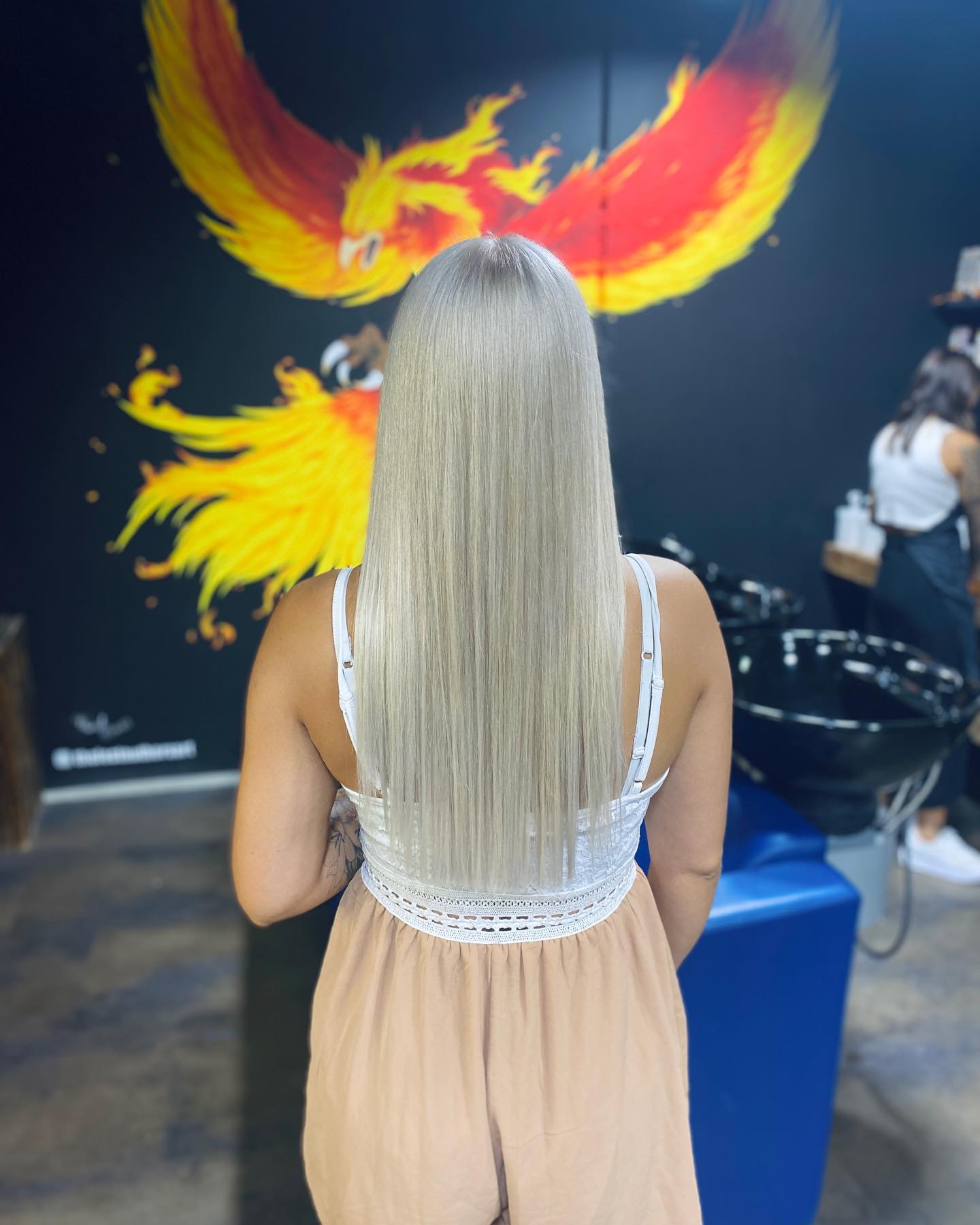 Blond ↔️ Blond
Von Blonder Balayage zu komplett Blonden Haaren ?
Ja möglich ist es in einer Sitzung,
ABER 👆🏼 die Vorbehandlung von DIR zuhause ist Gold wert. Dein Haar muss ausreichen gepflegt sein, siehe dafür unser Highlight (Info&Pflege).
Dies war die erste Sitzung um zu diesem Ergebnis zu gelangen. Perfektioniert wird es beim nächsten mal, denn wir wollen das ihr langfristig schönes Haar habt und Blondieren sehr soft, wir wollen das Haar nicht überstrapazieren.
🔝🔝🔝
#balayage #blondehaare #haartransplantation #vorhernachher #vorhernachhertransformation #blondistnichtgleichblond #iceblonde #icehair #newcolor #cutmasterdortmund #friseurdortmund #blondspecialist