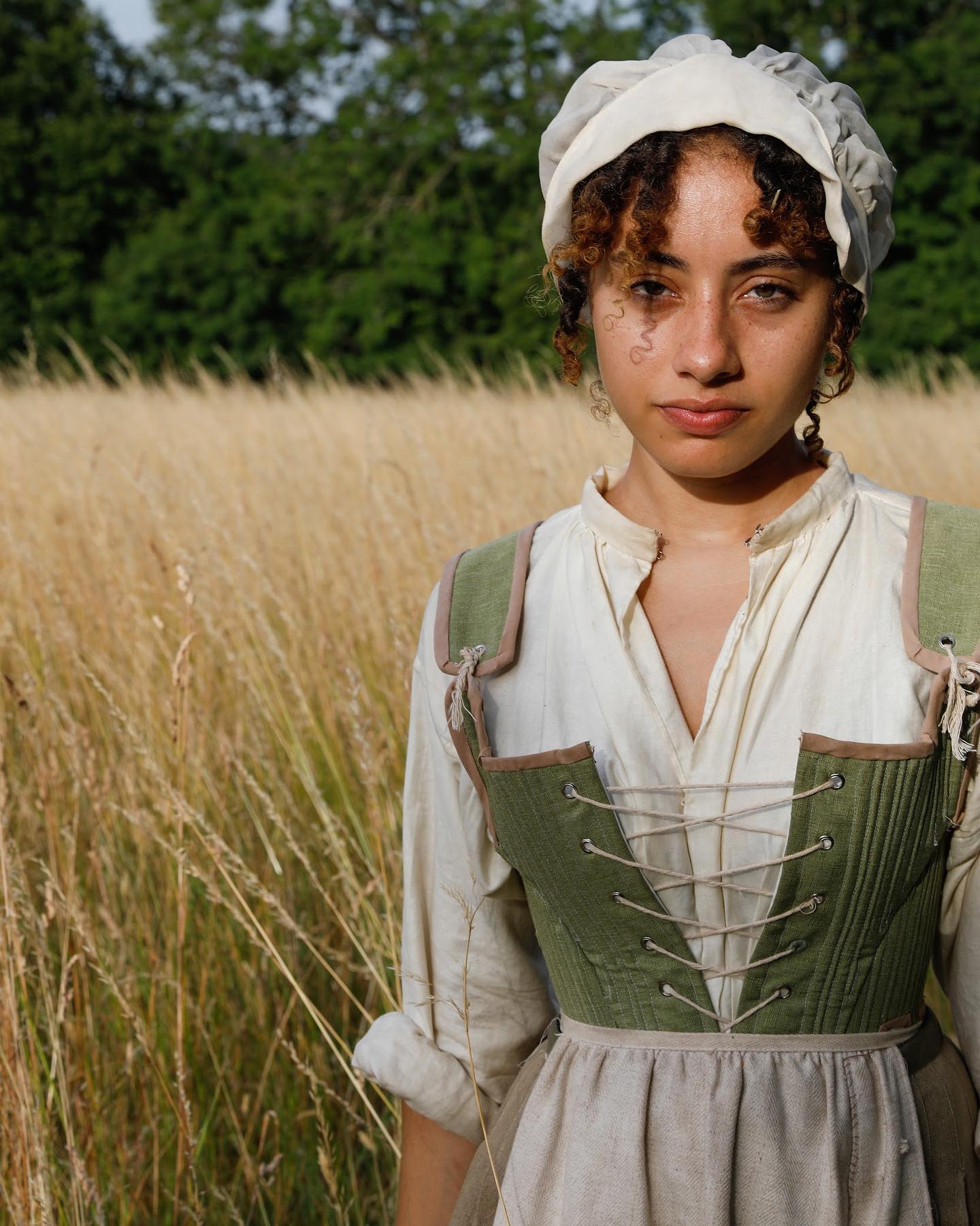 🌿Willow🌿
Played by the magical @ursulaholliday
Willow’s costume features some personalisation - black work inspired embroidery on the shift cuffs (that you can’t see -sorry😅) and some unfinished floral embroidery at the corner of her apron🌷
Costume:
•Coif and skirt from @thersc costume hire
•Stays made by @sewing.pains
•Shift and apron made by me
Hair and Makeup by @looksbyanamaria
Beautiful photos by @sashaliiii
#costume #costumedesign #tudorfashion #elizabethanfashion #17thcenturyfashion #16thcenturyfashion #1602 #kirtle #tudorkirtle #tudorembroidery #elizabethanembroidery