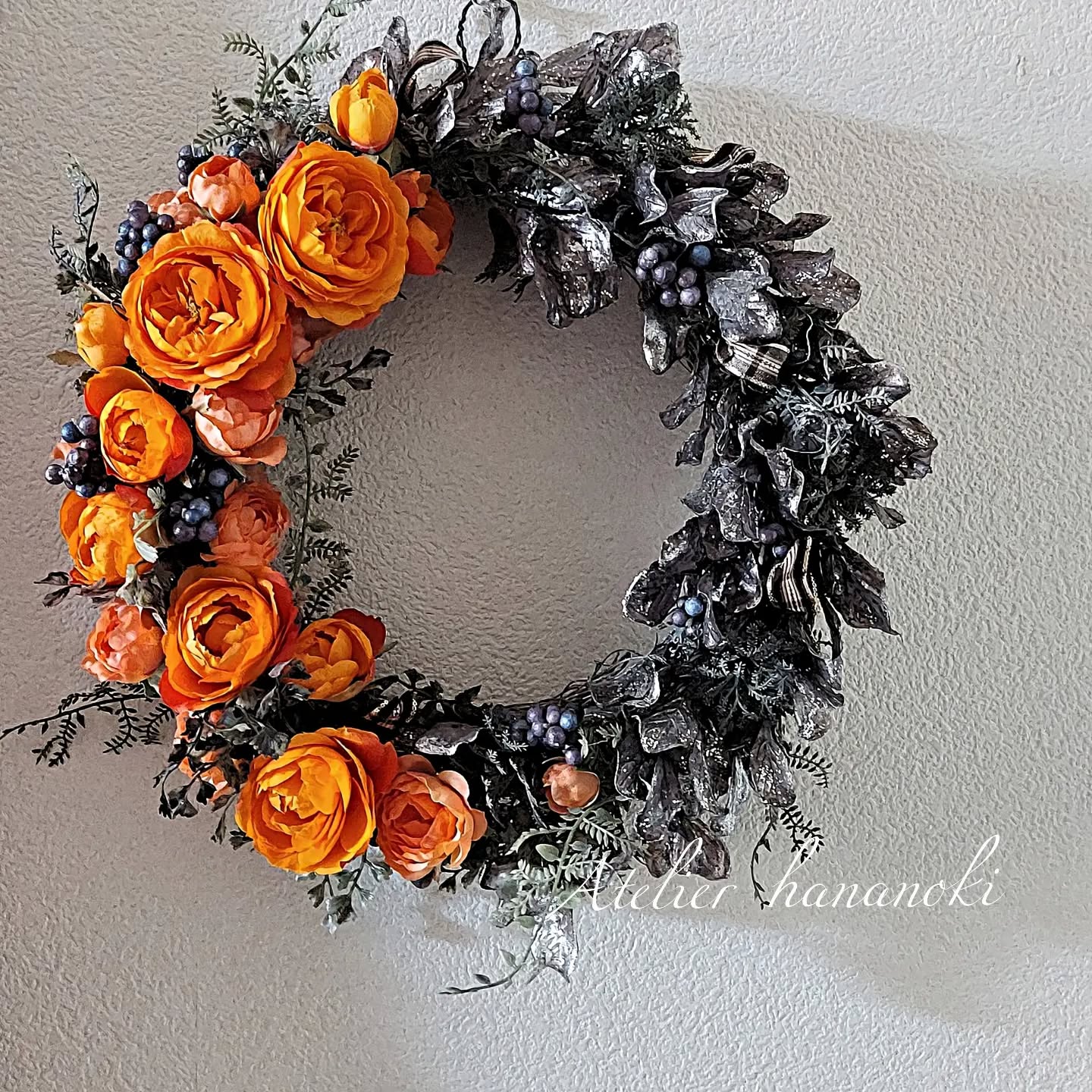 アーティフィシャルリース
久しぶりに投稿
鮮やかなオレンジのバラが使いたくて!
ハロウィンカラーのリースです。
直径 32cm 