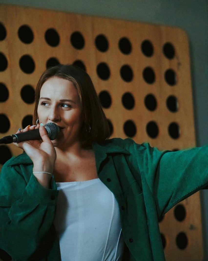 Last but definitely not least we have our leading lady and front woman. Jen.
With Jens Vivacious Vocals and captivating Charisma you’ll find your eyes glued to her throughout the whole show.
Jens hair raising and powerful pipes will leave you in awe and have you singing with her all the way. So trust us when we tell you Jen will make sure you’ll have a night you will never forget.🎤
.
.
.
.
#singer #sing #vocals #bands #music #function #functionband #brighton #brightonband #brightonbands #musician #wedding #weddingband