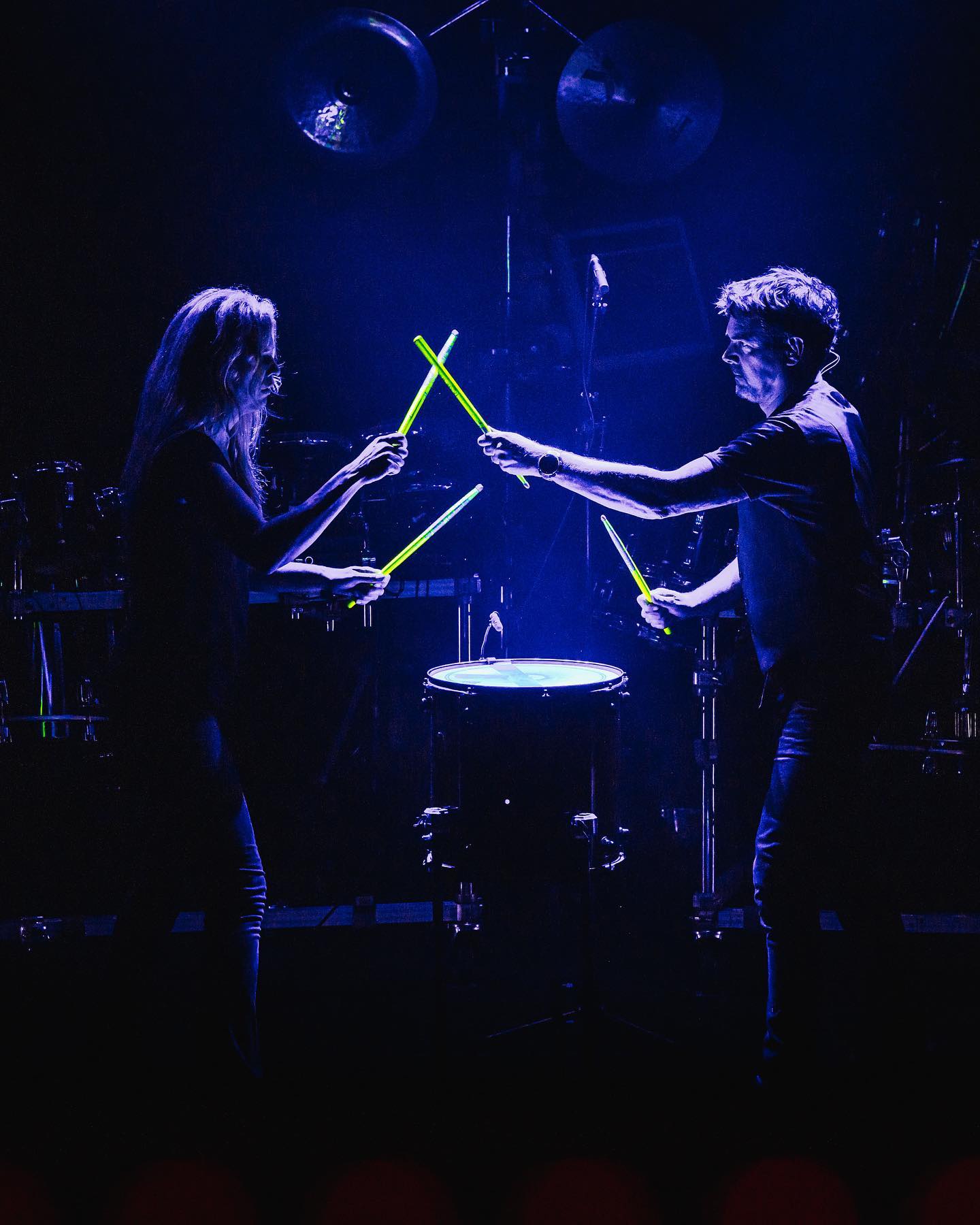 Wat een eer om Slagerij van Kampen voor m’n lens te hebben! Een ongelofelijke avond vol slagwerkspektakel in het Muziekgebouw Eindhoven.
Herbeleef dit prachtige moment van deze twee slagwerkers spelend op één high tension snaredum.
Swipe voor een groepsfoto met silhouette-vorming door de toffe lichtshow!
Meer weten? Laat een bericht achter in de comments.
