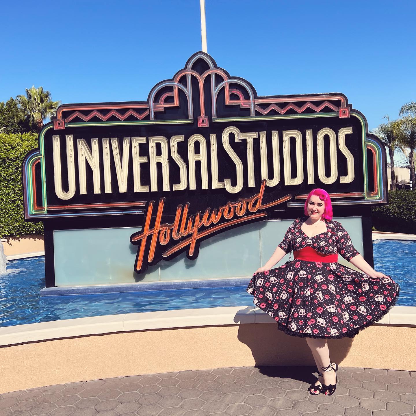 Living my best life in Universal Studio’s Hollywood ⭐️🎢🎠📽🎞
.
.
.
#fashiondesigner
#california
#hollywood
#fashion
#visygale
#stoffgal
#sewing
#dress
#universalstudio
#universalstudioshollywood
#wisterialane
#desperatehousewives