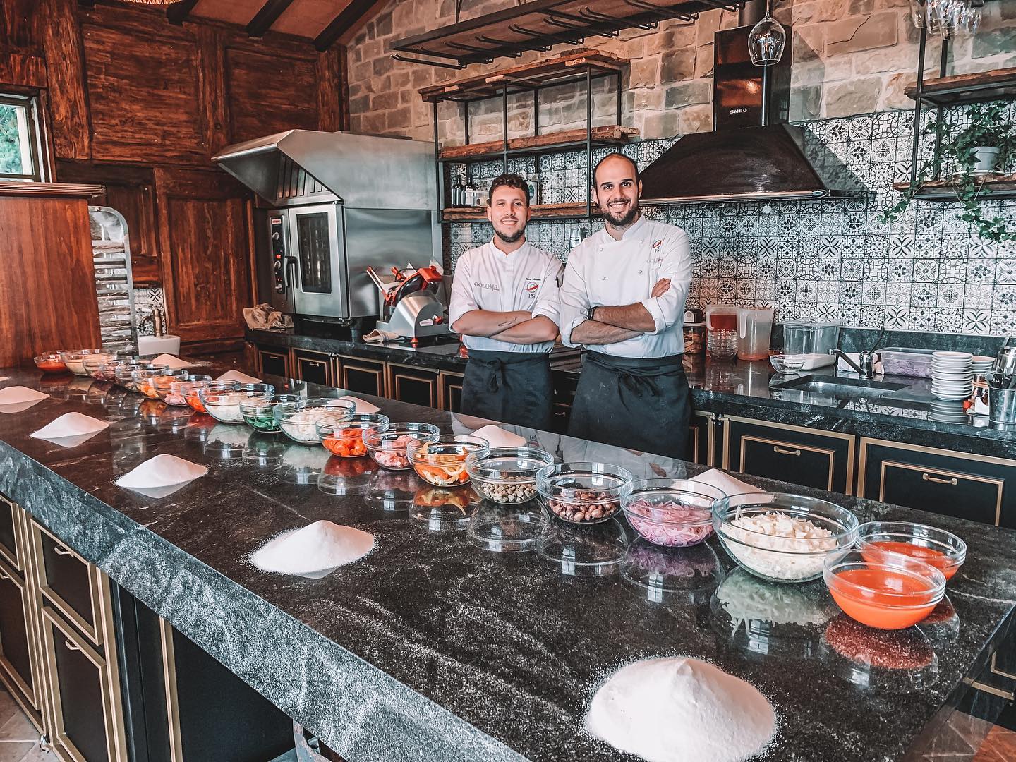 Redo för Pizzabak i underbara Toscana tillsammans med fantastiska italienska kockar 🍕👨🏻🍳
•
#engdahlberg #engdahlbergevent #toscana #pizza #event #konferens #italien