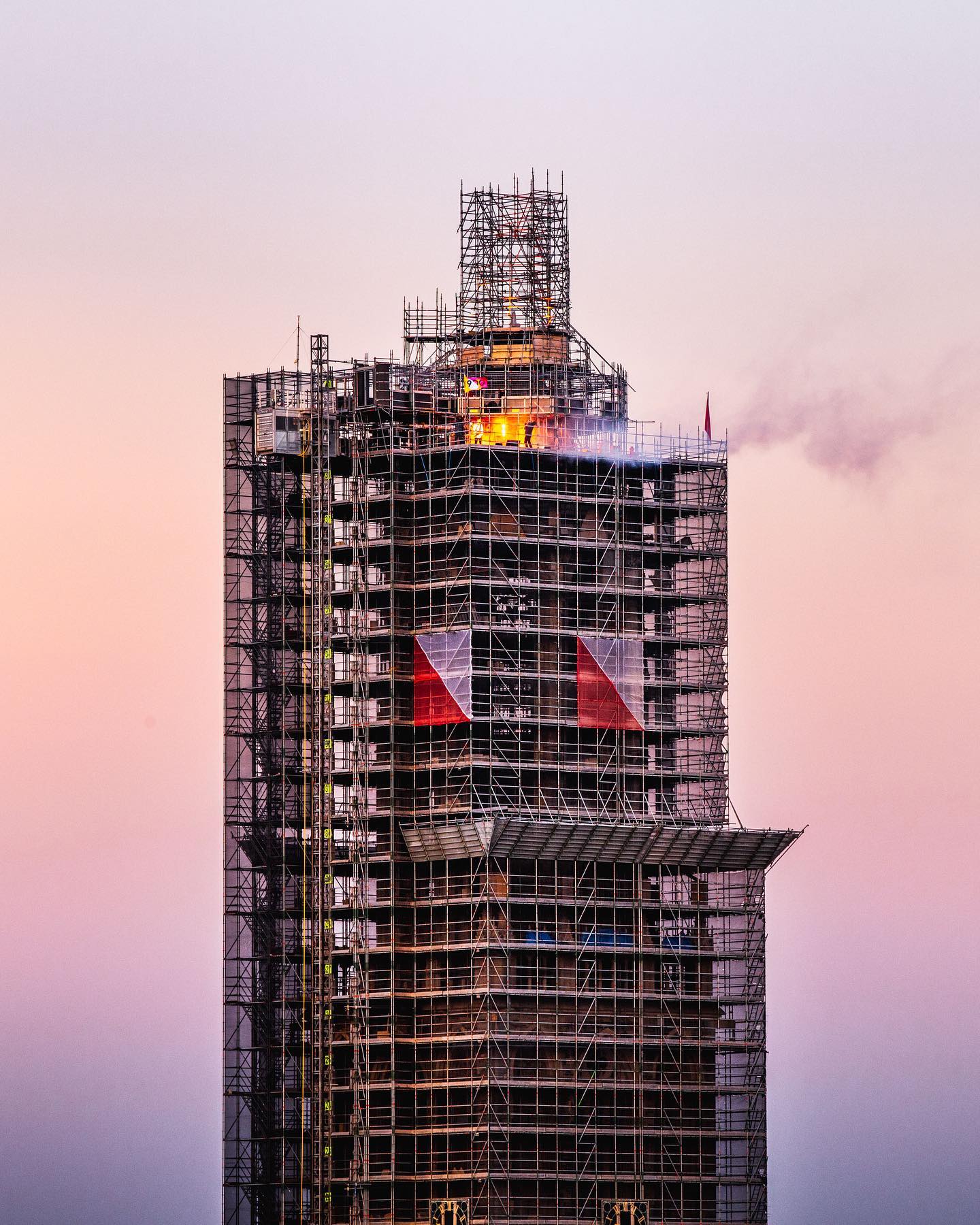 Heb jij ze al gespot?
De mannen van Kensington in hun originele formatie. The end of an era.
@kensingtonband vlamde een fantastische show op bijzondere hoogte in Utrecht.
Ik mocht een piepklein onderdeel verzorgen voor deze opname van Kensington op de domtoren voor Utrecht 900 jaar.
Super gaaf om betrokken te zijn bij dit speciale project dankzij @videobrix
Heb jij de video al gezien?
https://youtu.be/r5iMO78NQnE
Vanavond ga ik nog een laatste keer genieten van hun show in de Ziggo Dome.
#kensington #utrecht #domtoren