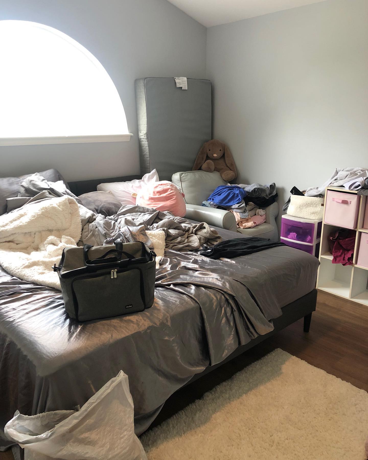 Before ➡️ After • Moving in blues • This client moved in to their home, but life wouldn’t slow down to unpack and get settled. My team helped make this bedroom and closet ready to live in! Let us do the unpacking so you can enjoy your new home.
.
.
.
.
#organized #organization #homeorganization #professionalorganizing #professionalorganization #homeorganizer #organizedhome #organizedlife #organizeyourlife #declutter #clearspaceclearmind #innerpeace #unpacking #unpackingorganizer