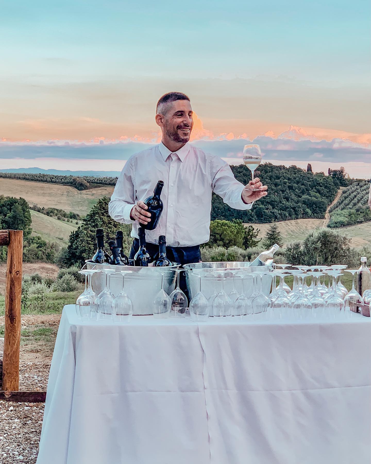 🥂✨
•
#engdahlberg #engdahlbergevent #toscana #italien #utsikt #solnedgång #event