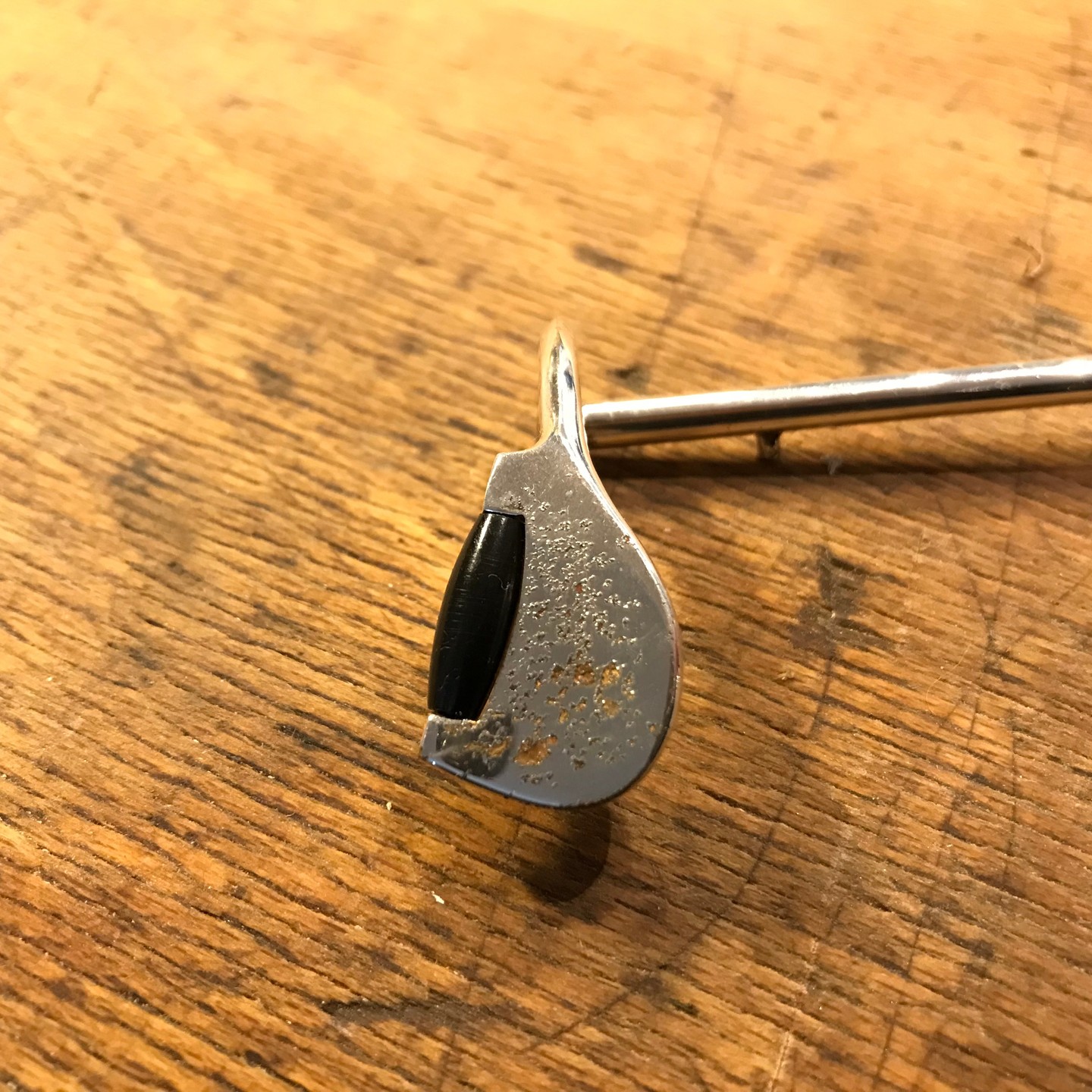 Magic Magic! Mal auf die Schnelle eine Klappe neu versilbern. Kein Problem... mach ich in meiner Werkstatt, ohne lange Wartezeiten.
Alte Versilberung ab, Drücker (Gussteil) verschleifen, auf Hochglanz polieren und dann die Versilberung.
#versilberung #selbermachen #ifixit #bassklarinette #bassclarinet #galvanik #rixdorf #ichmachdasselber #klarinette