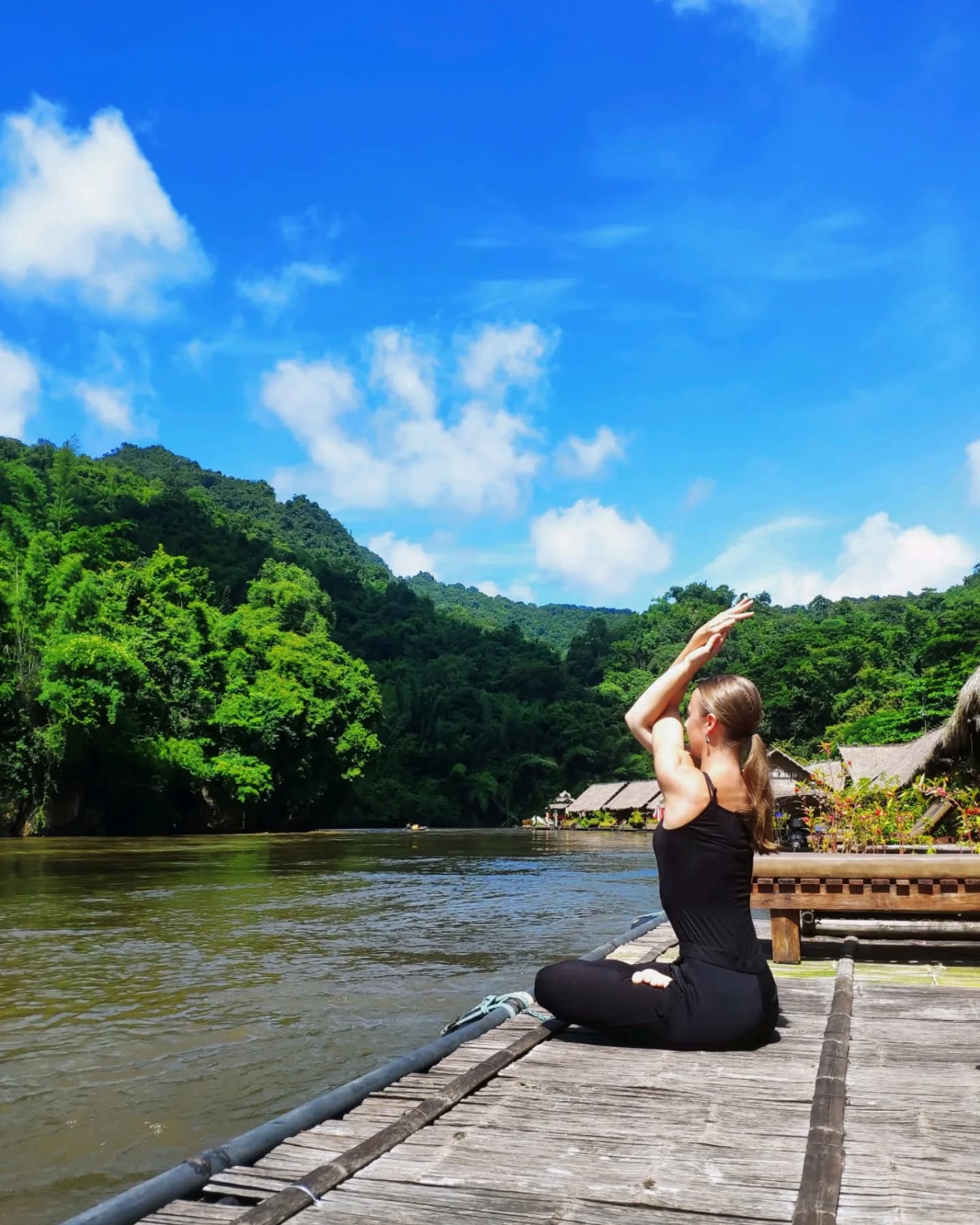 Petit coin de paradis sur la Rivière Kwai 🇨🇷
#junglerafts #riverkwai #thailand #yogapose #eaglearms #yogateacher