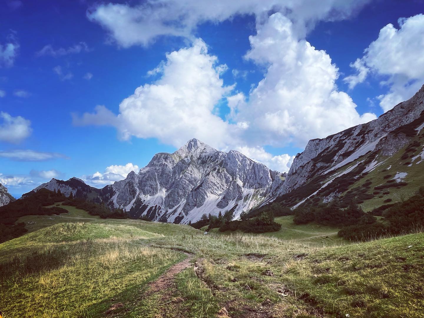„Wenn Berge da sind, weiß ich, dass ich da hinaufgehen kann, um mir von oben eine neue Perspektive vom Leben zu holen.“
-Hubert von Goisern-
#allgäueralpen #mountains #bergliebe #wandernmachtglücklich #wandern #leidenschaft #füssenerjöchle #gamskopf #freundschaft