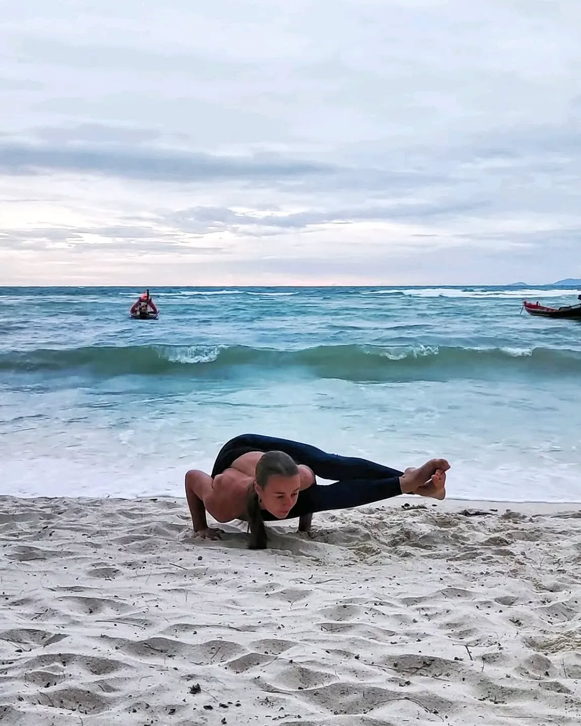 🦀 à Koh Phangnan !
#saladhutbeach #kohphangan #kohphagnanisland #astavakrasana #yogapose #yogateacher